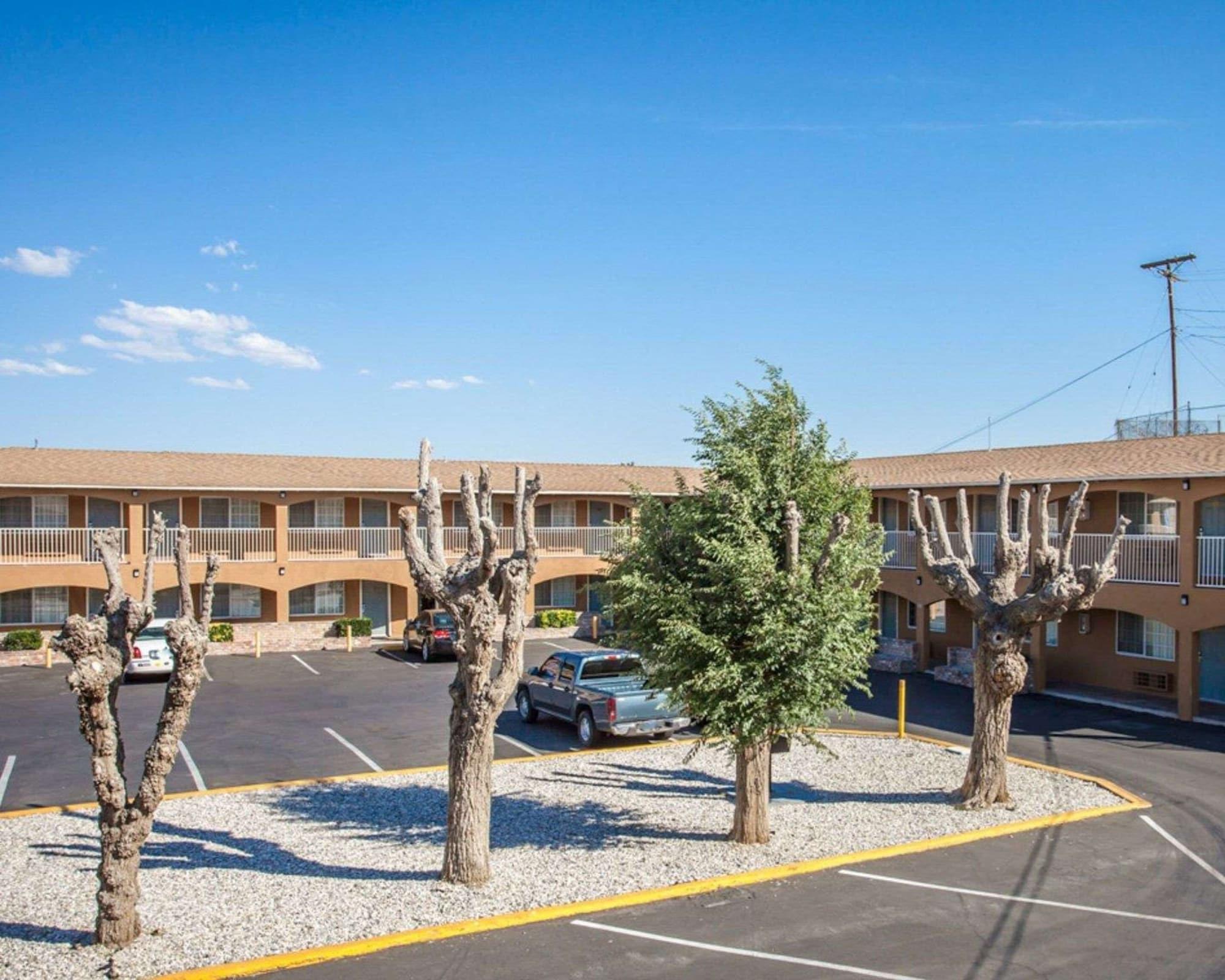 Vista Exterior Econo Lodge On Historic Route 66