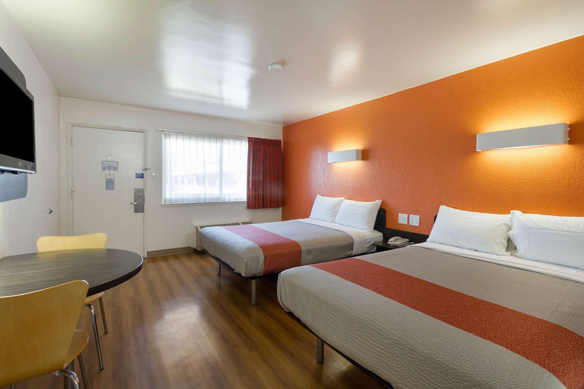 Habitación Motel 6 Claremont, CA