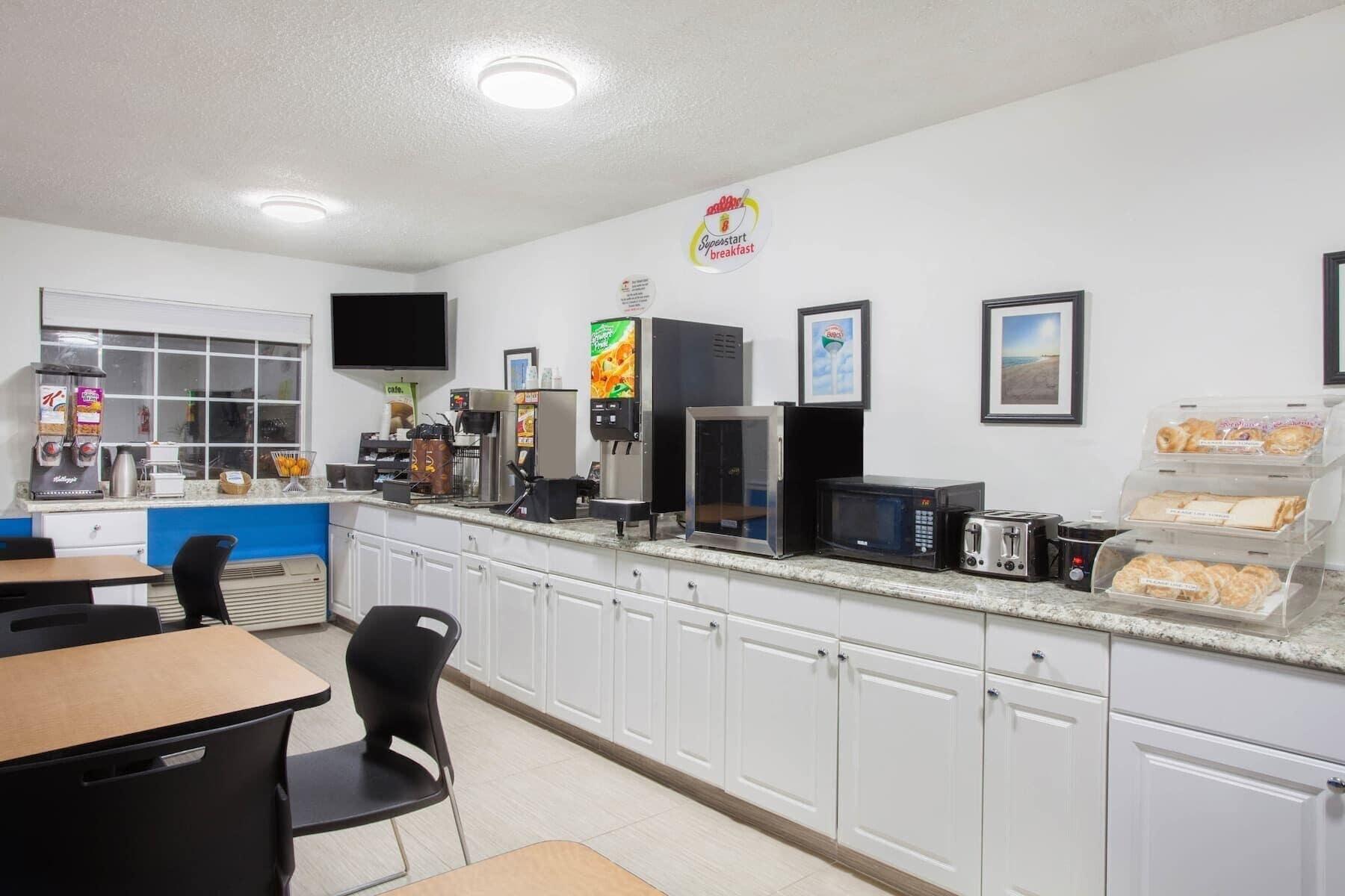 Restaurant Super 8 by Wyndham Pensacola