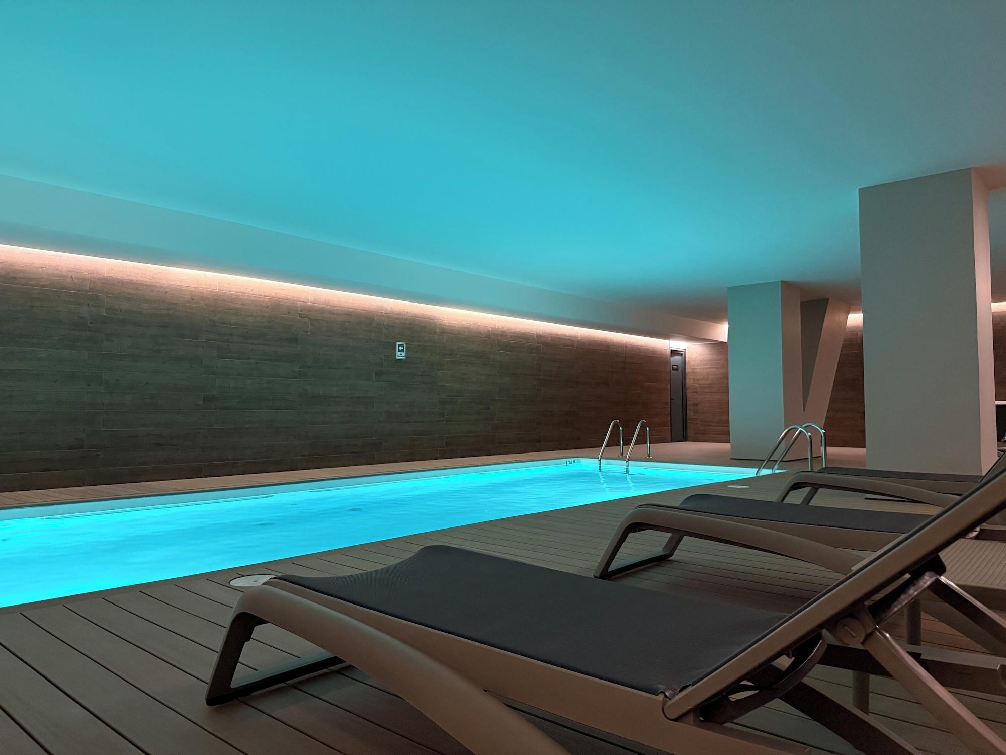 Vista da piscina Spot Suites