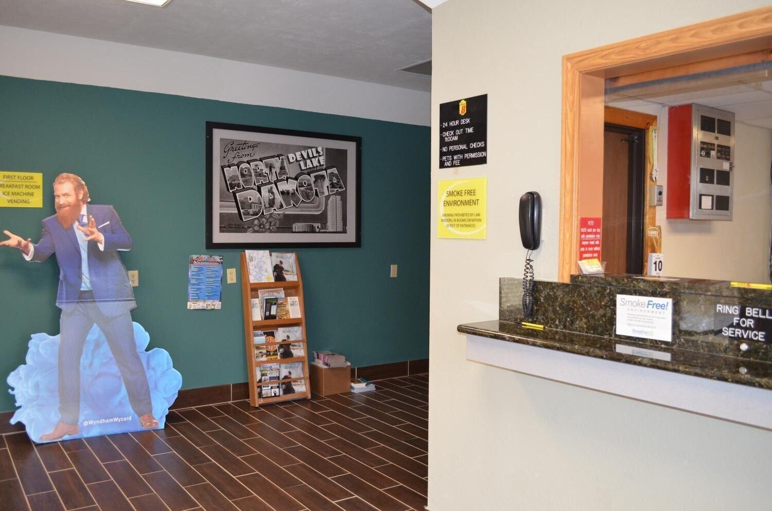 Vista Lobby Super 8 by Wyndham Devils Lake
