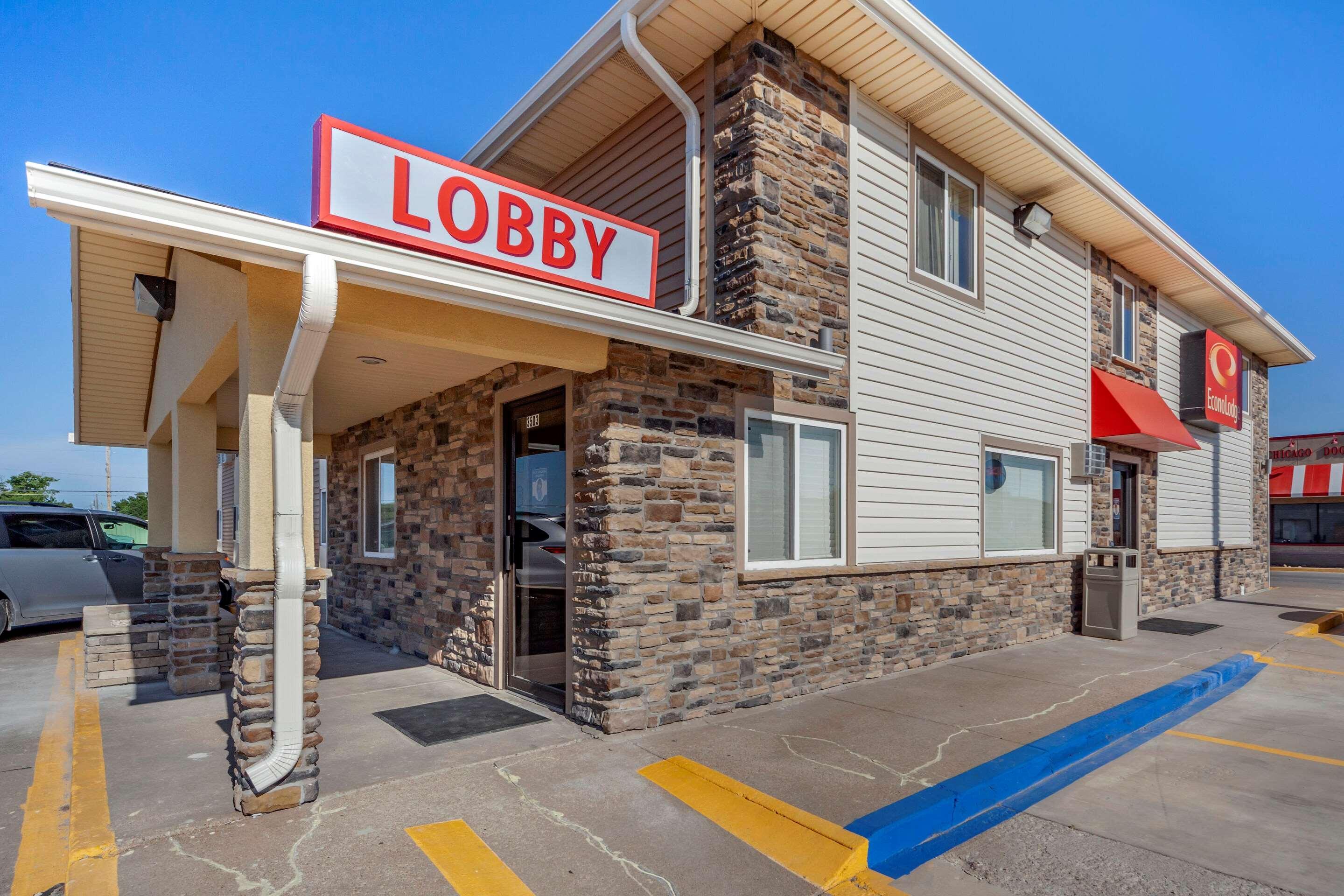 Vista Exterior Econo Lodge Hays I-70