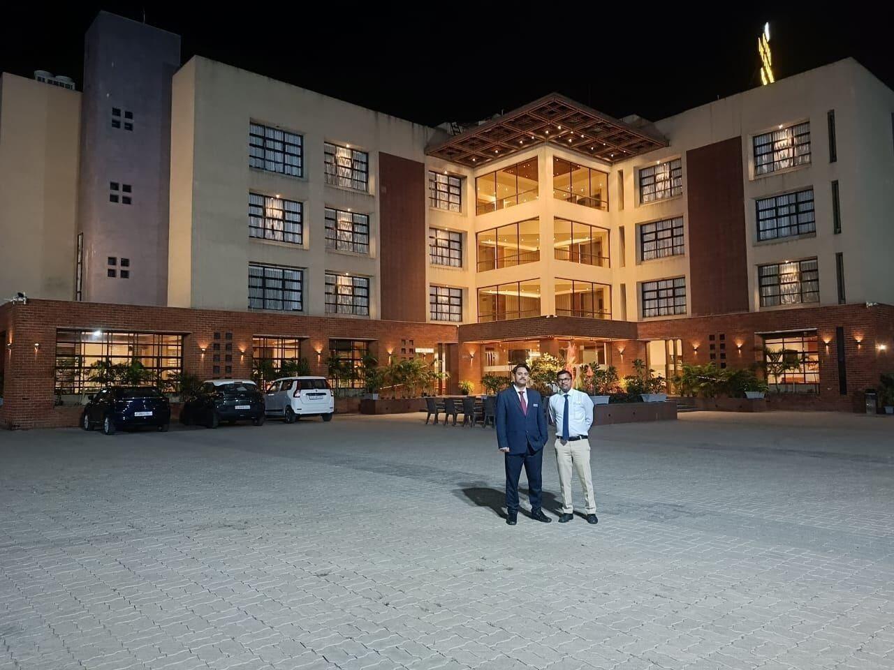 Vista Exterior Hotel The Pramukh by Shivalaya Darshanam