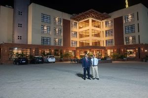 Alojamiento - Hotel The Pramukh by Shivalaya Darshanam