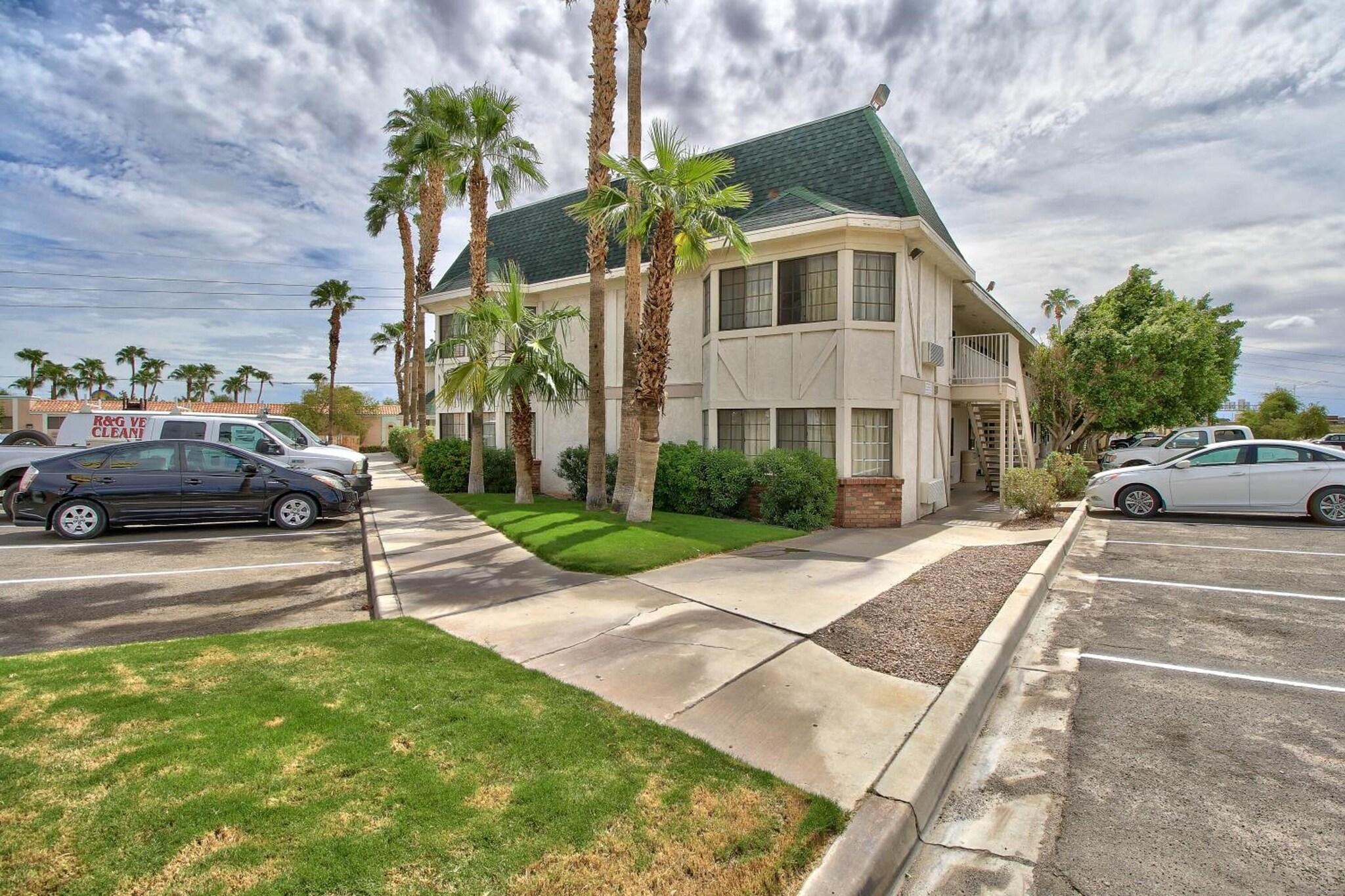 Vista Exterior Motel 6 Yuma, AZ - East