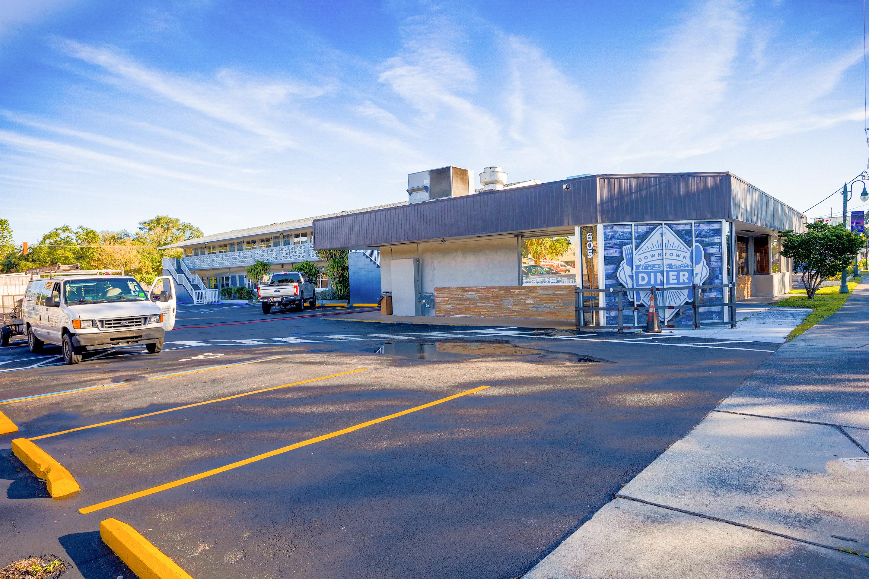 Vista Exterior Sunrise Inn by OYO Titusville FL