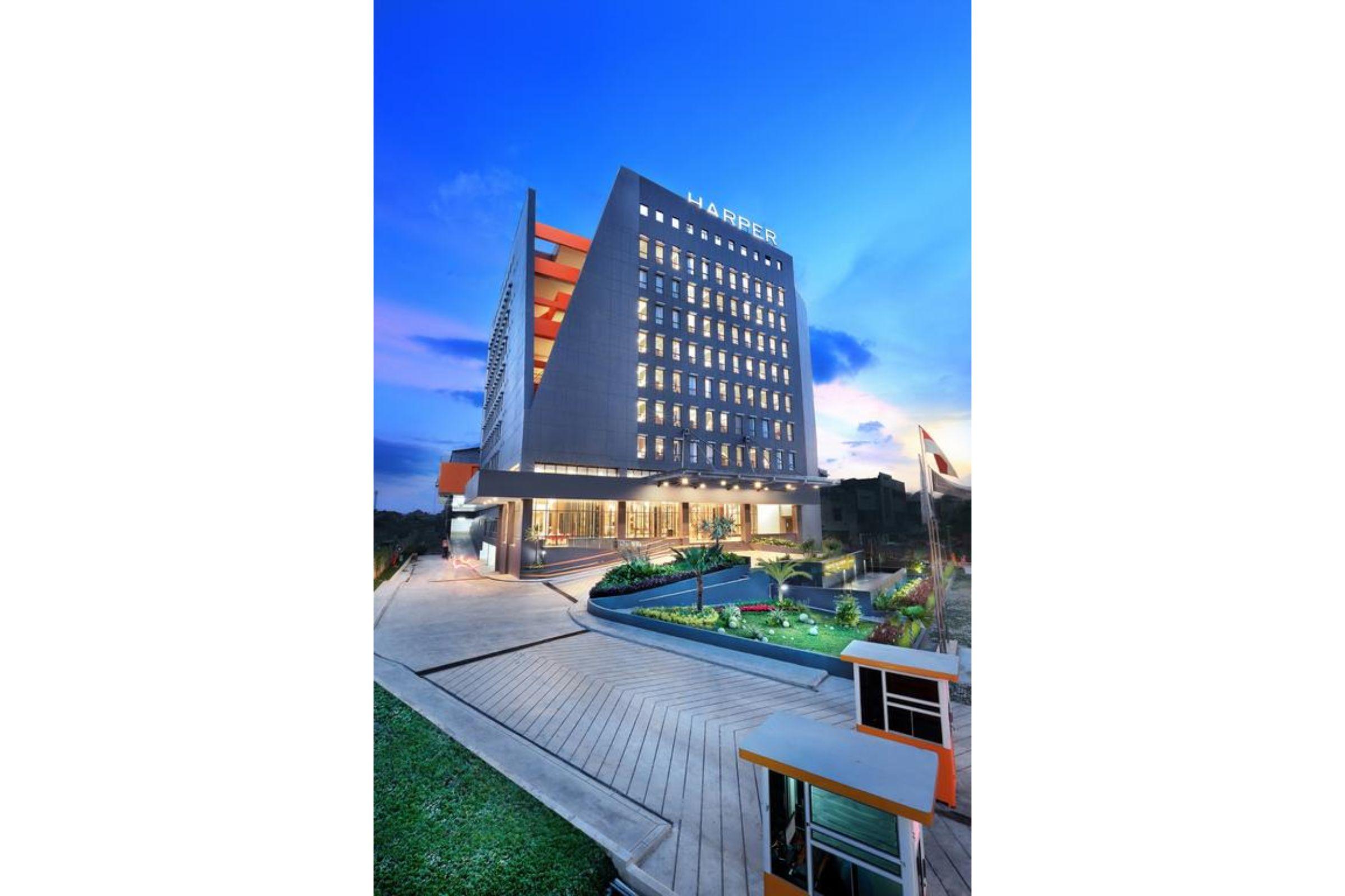 Vista Exterior Harper Palembang