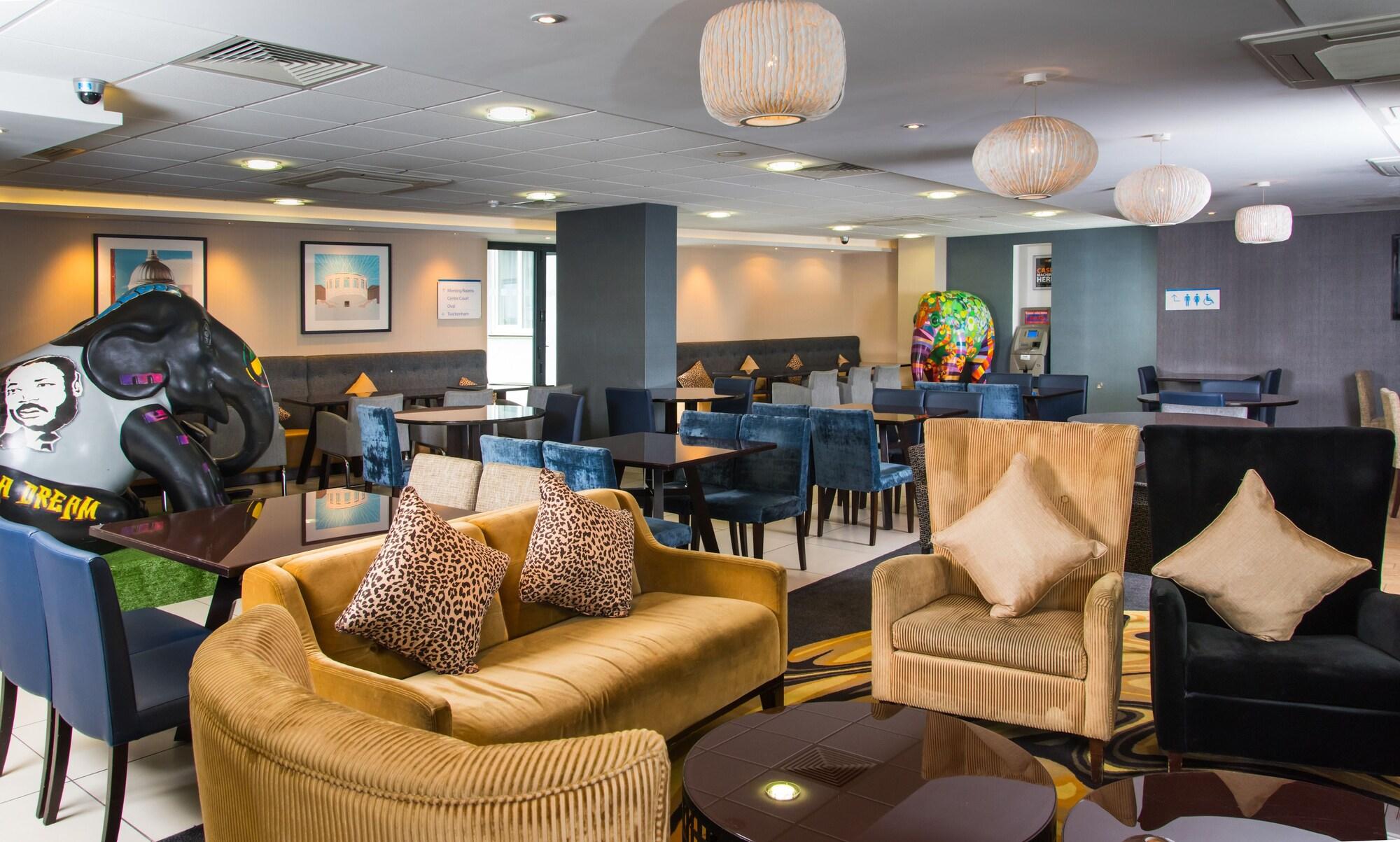 Vista Lobby Holiday Inn Express London - Wimbledon South by IHG