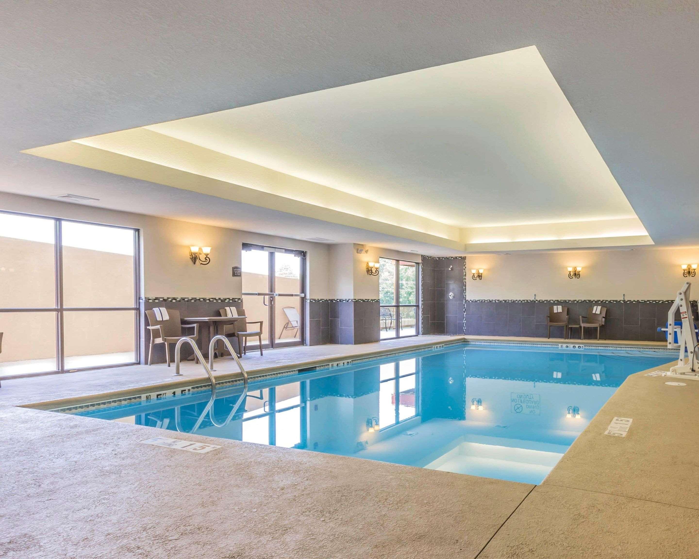 Vista Piscina Comfort Suites Commerce