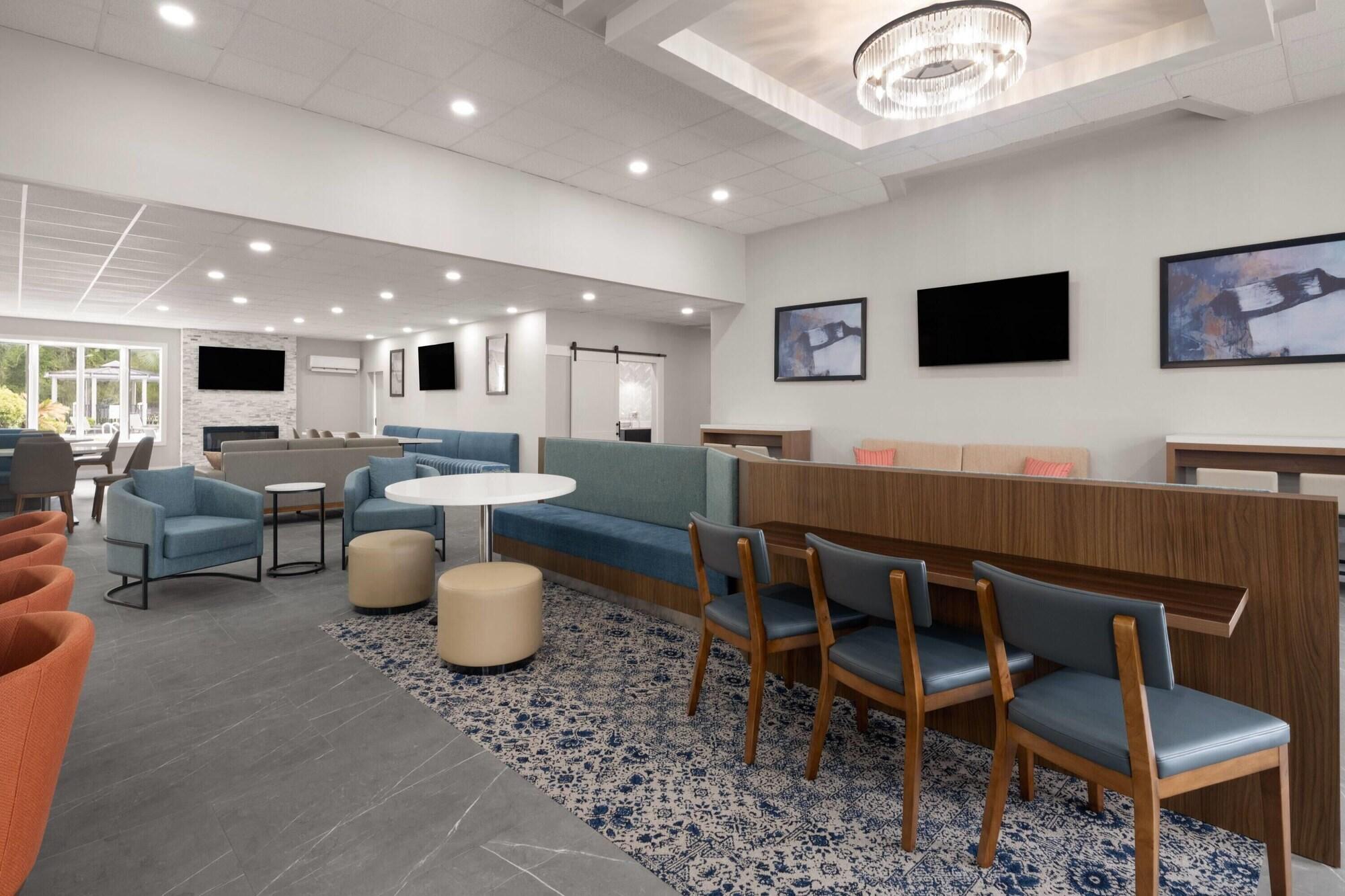 Vista Lobby La Quinta Inn & Suites by Wyndham Myrtle Beach