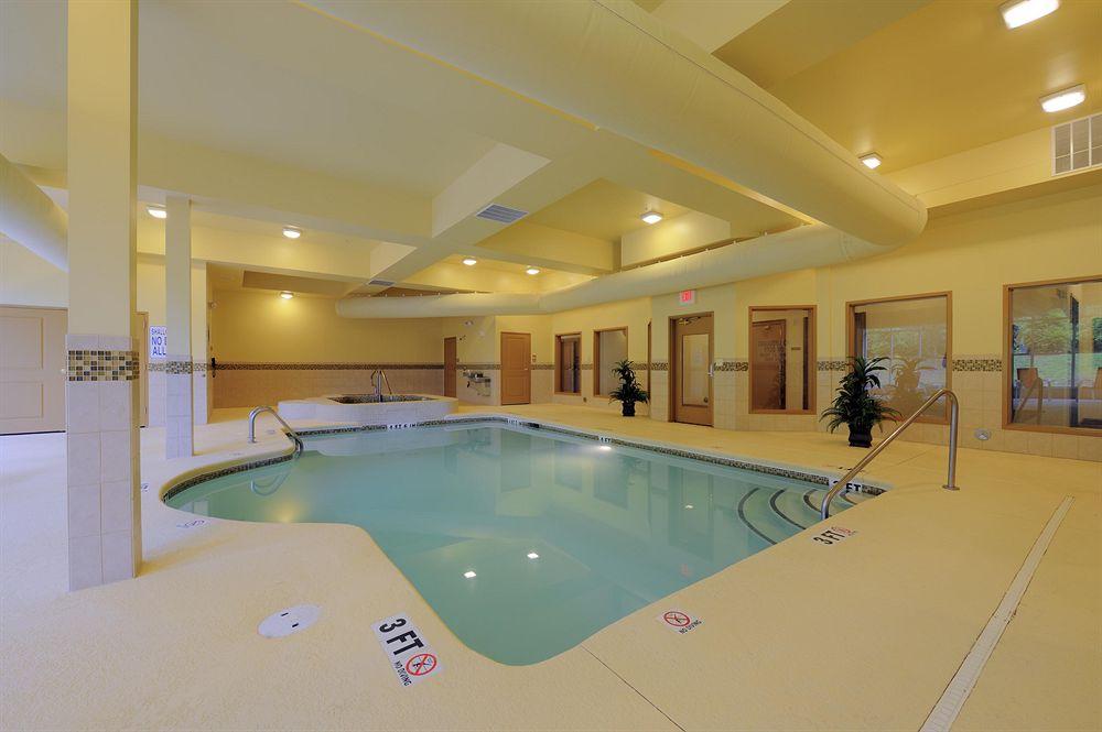Vista Piscina Country Inn & Suites by Radisson, Columbia at Harbison, SC