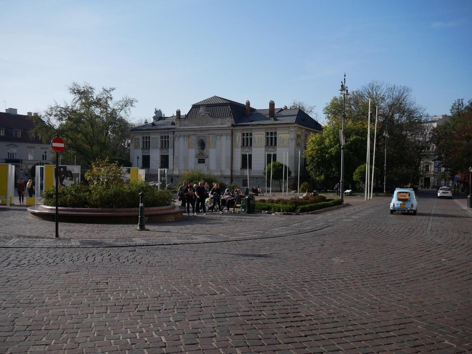 Vista Exterior Ermine Suites