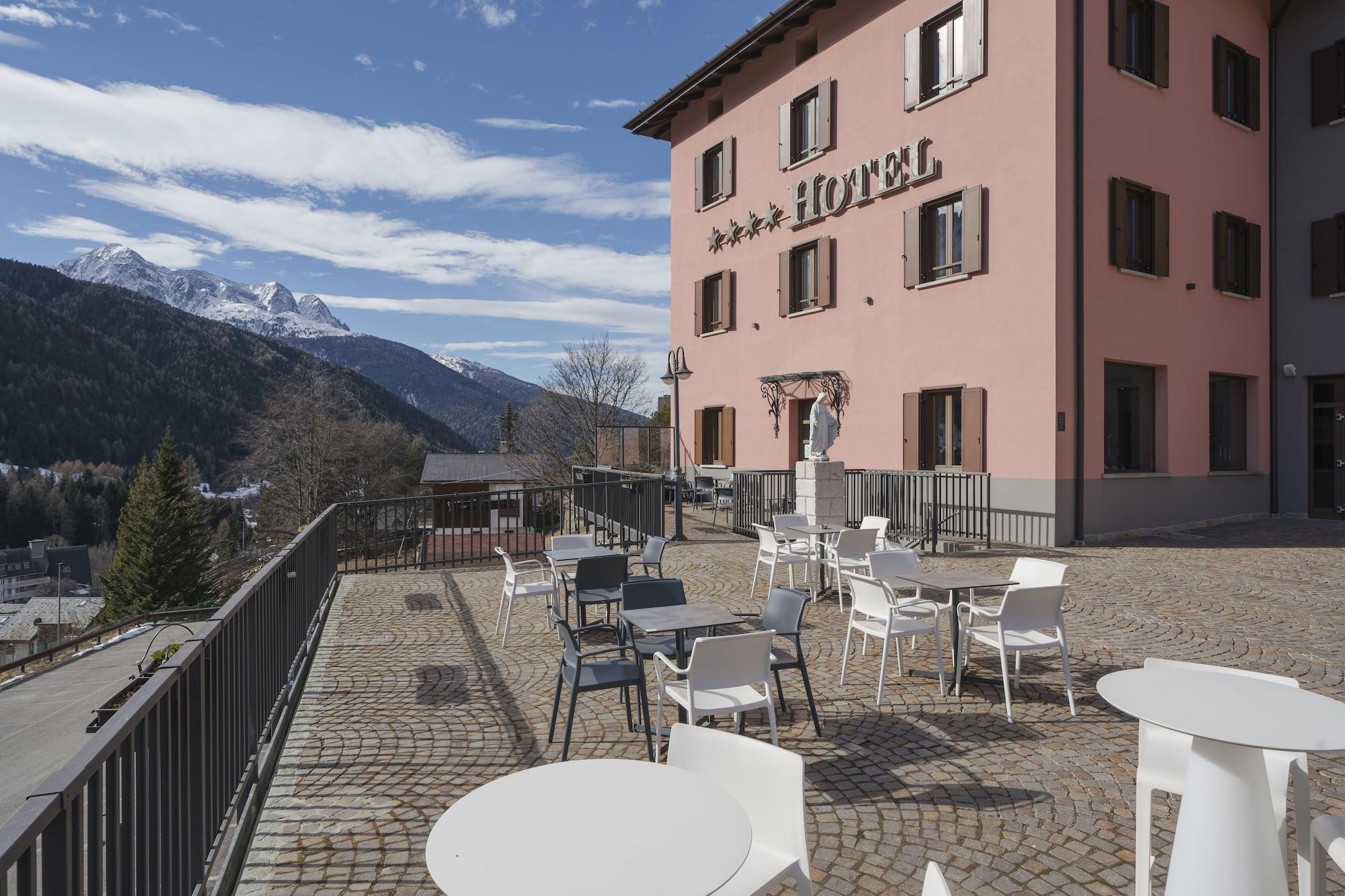 Vista Exterior Hotel Cristallo