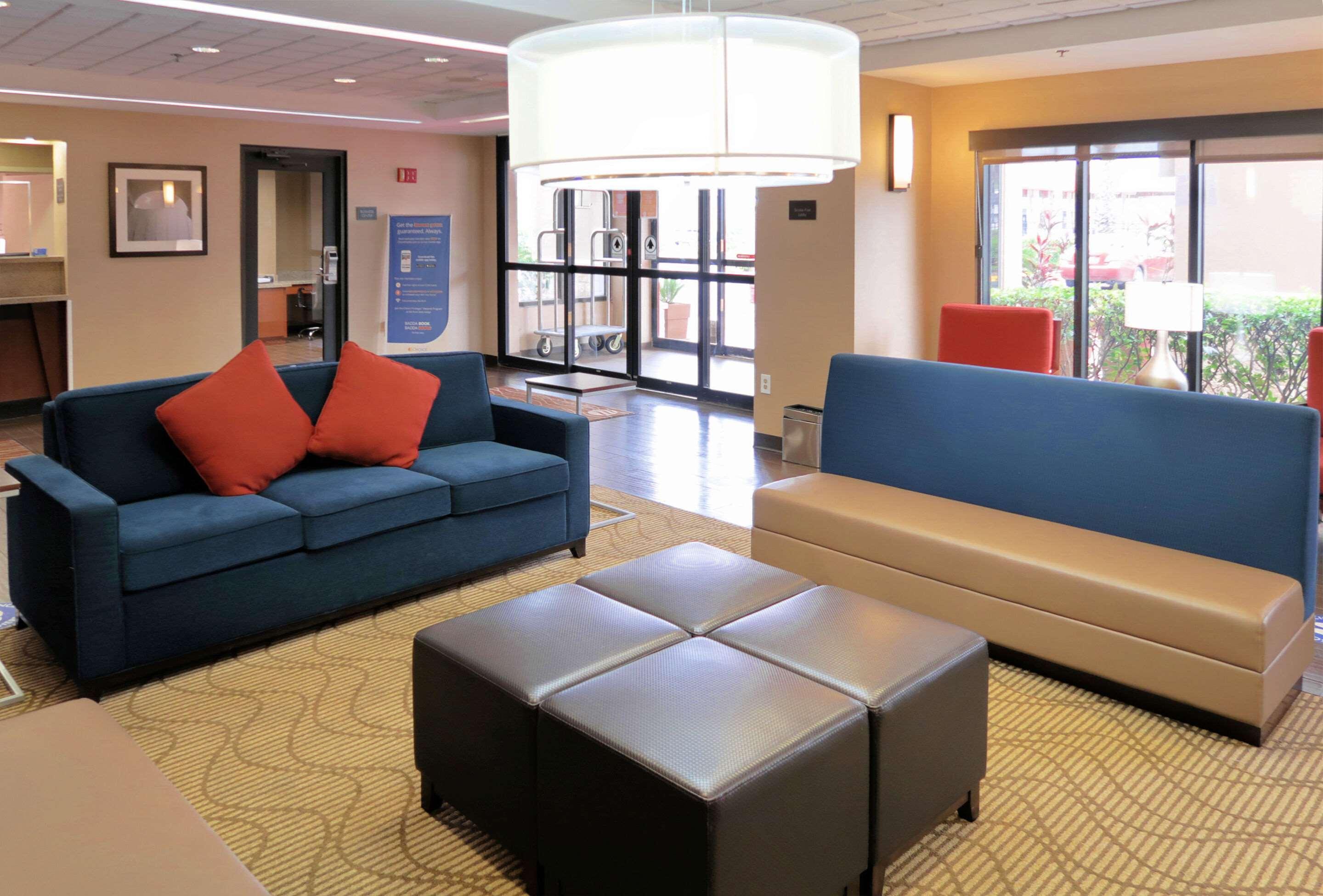 Vista Lobby Comfort Inn & Suites Southwest Fwy at Westpark