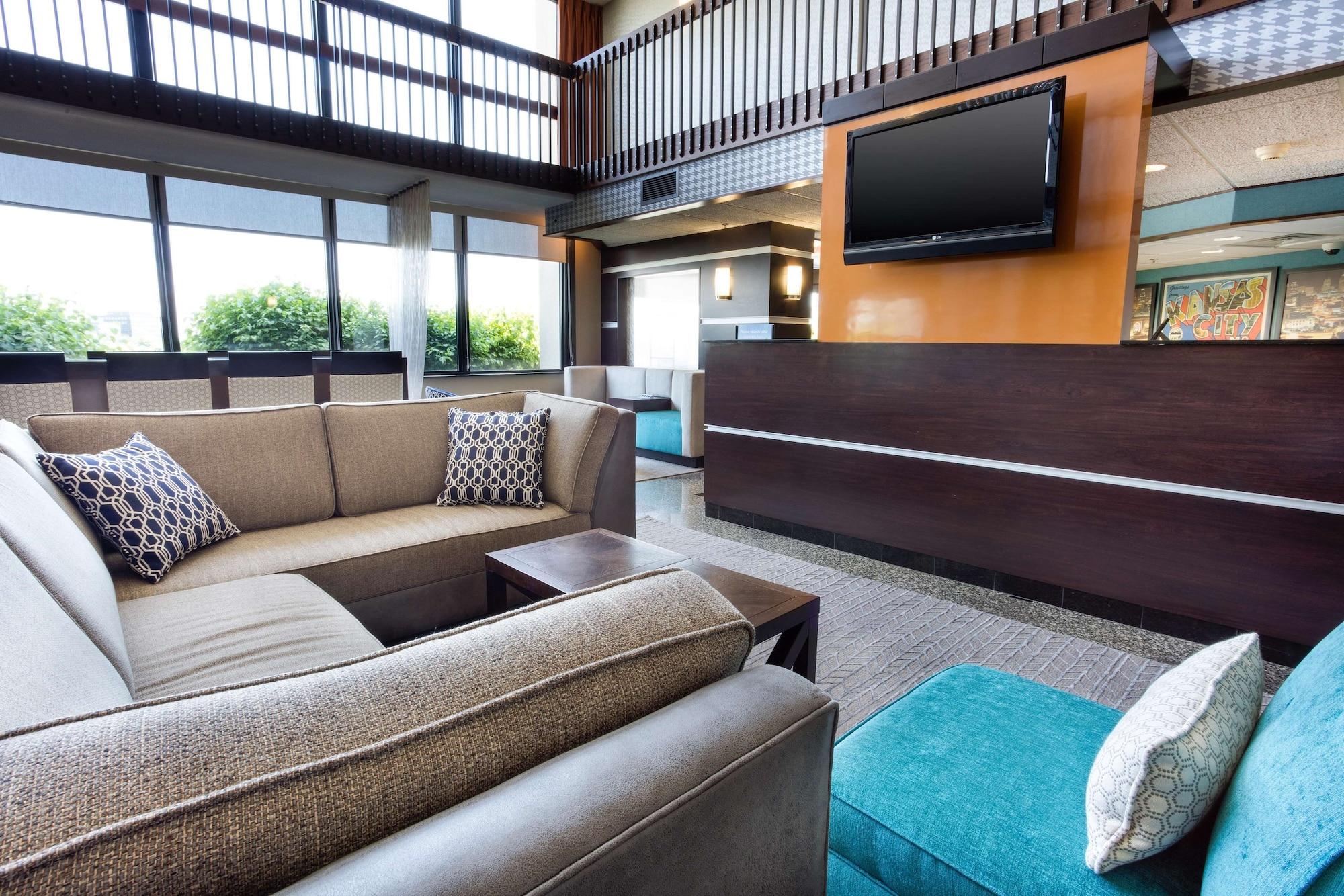 Vista Lobby Drury Inn & Suites Kansas City Airport