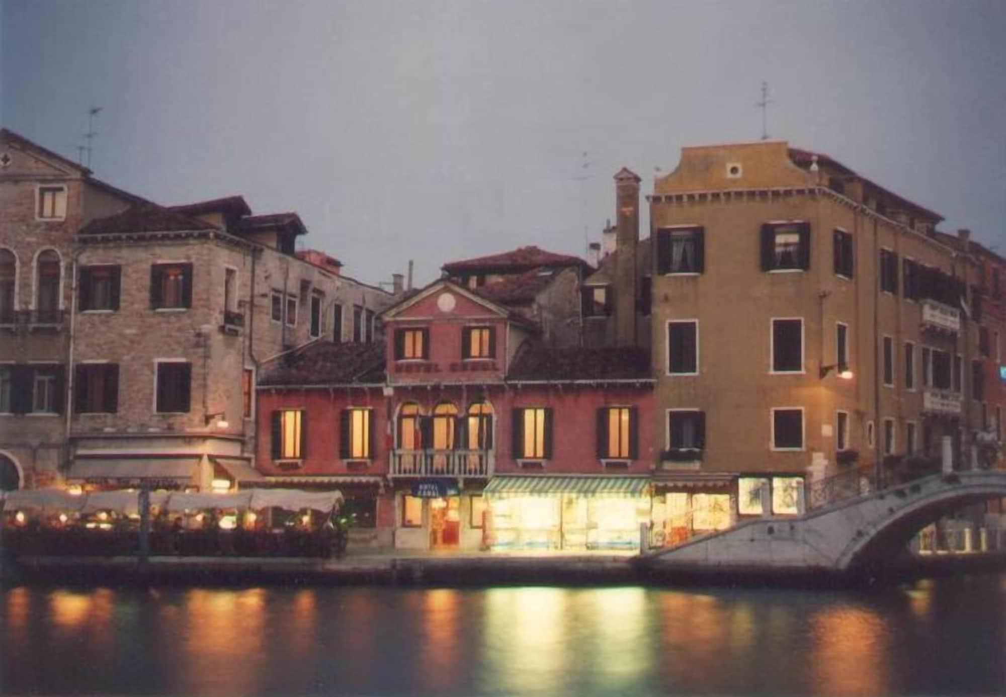 Vista Exterior Hotel Canal