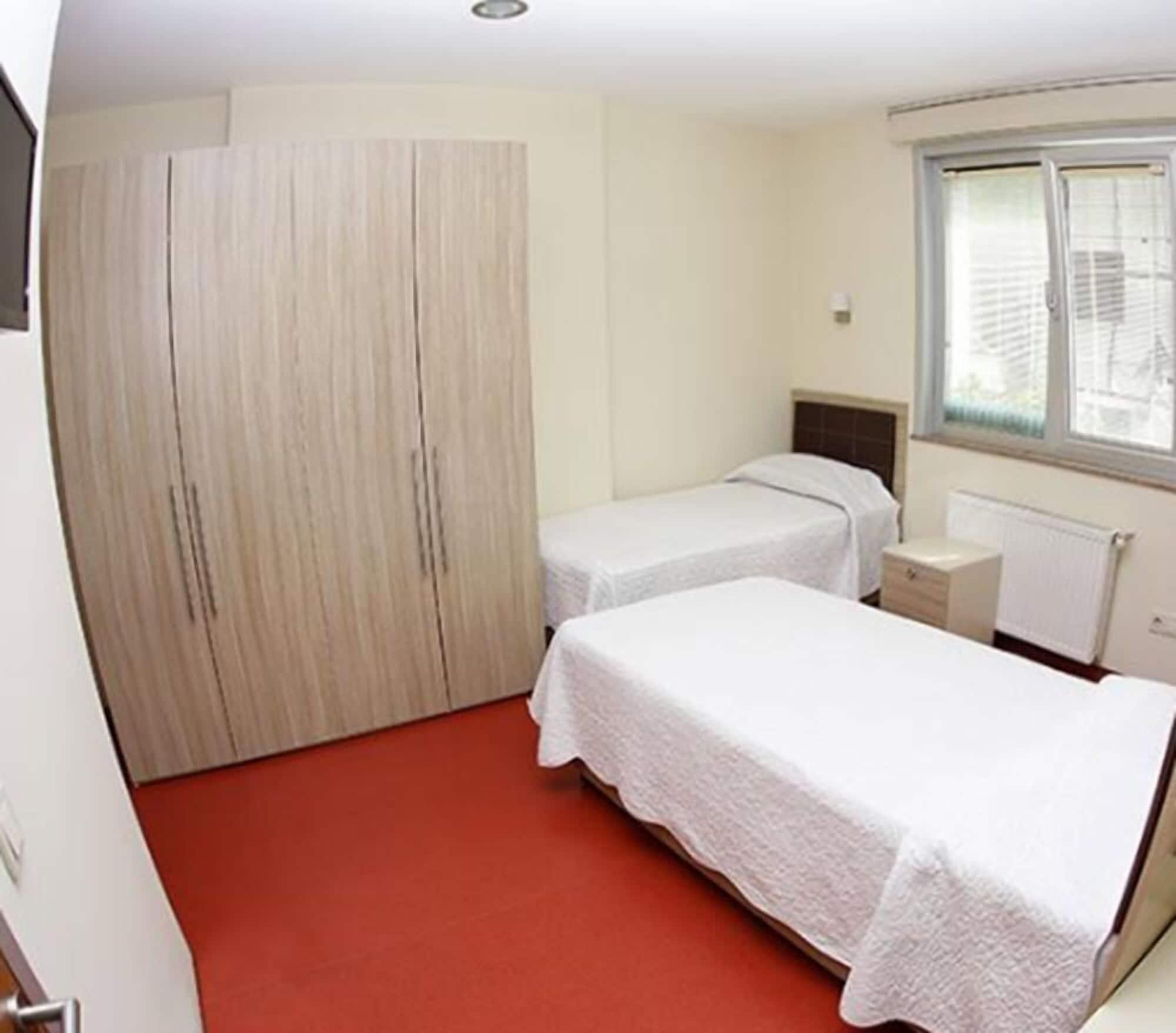Equipamiento de Habitación İkiz Palmiye Kiz Oğrenci Pansiyonu - Caters to Women - Hostel