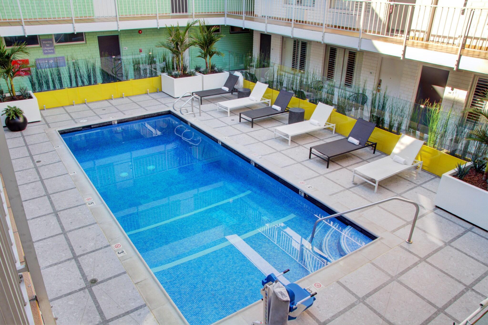 Vista Piscina The Hollywood Franklin Hotel near Universal Studios