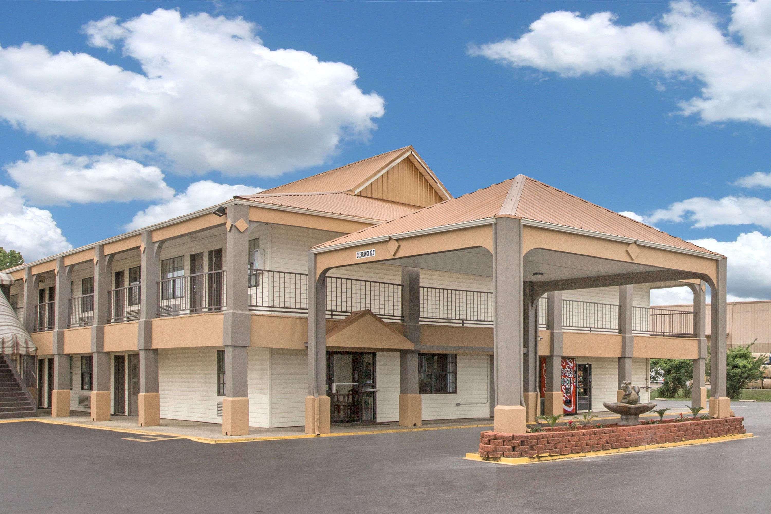 Vista Exterior Days Inn by Wyndham Monroe LA