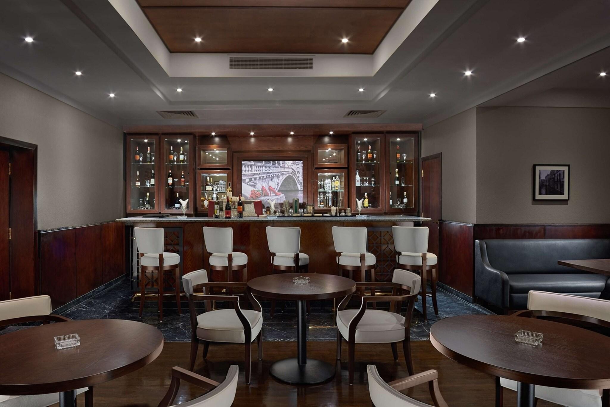 Bar/Salón Hilton Alexandria Green Plaza