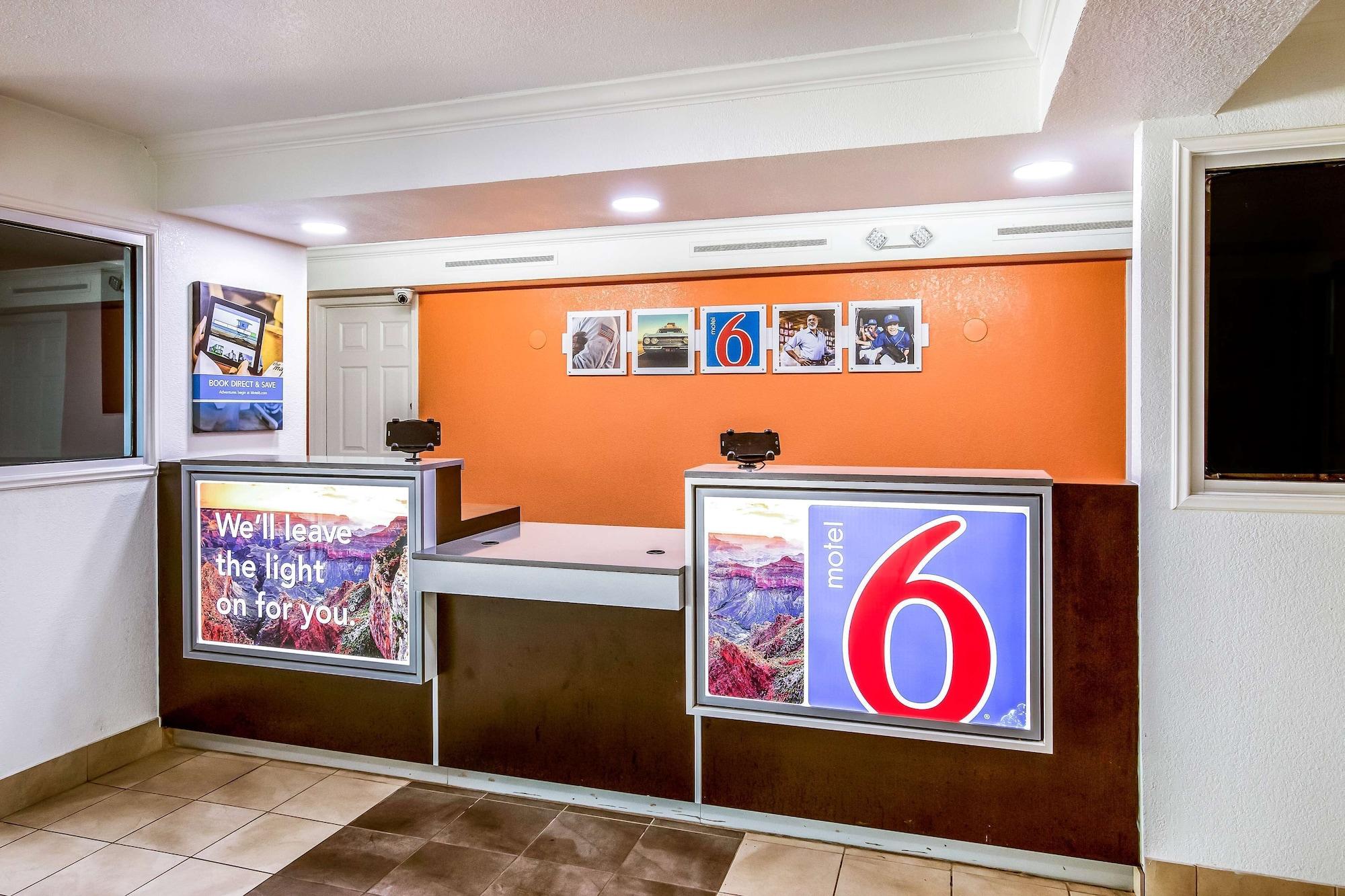 Vista Lobby Motel 6 Euless, TX - DFW West
