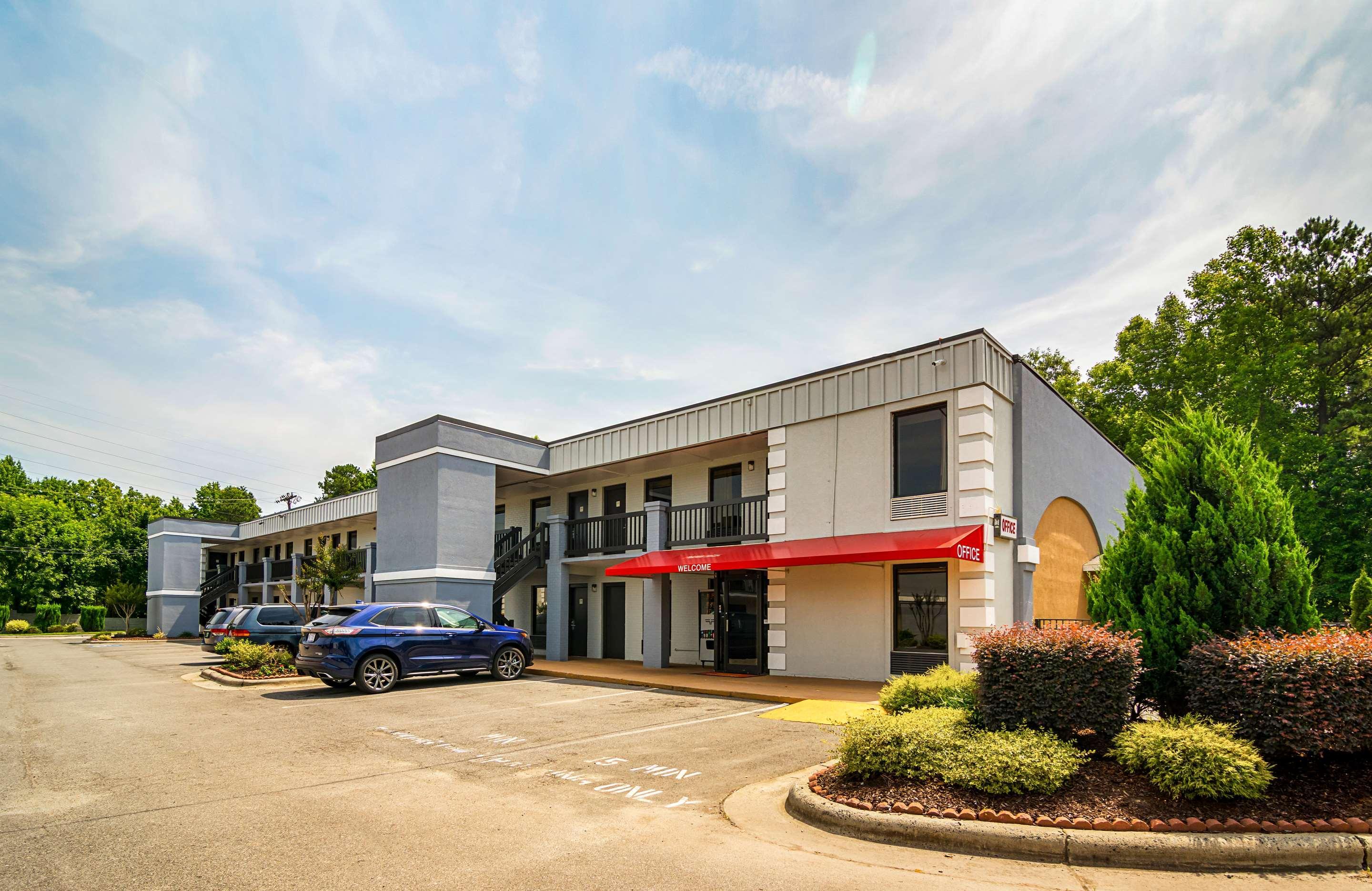 Vista Exterior Econo Lodge Research Triangle Park