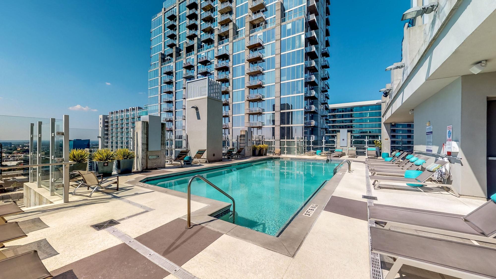 Vista Piscina CHIC COLLECTION by NOHOTEL on 6th Street