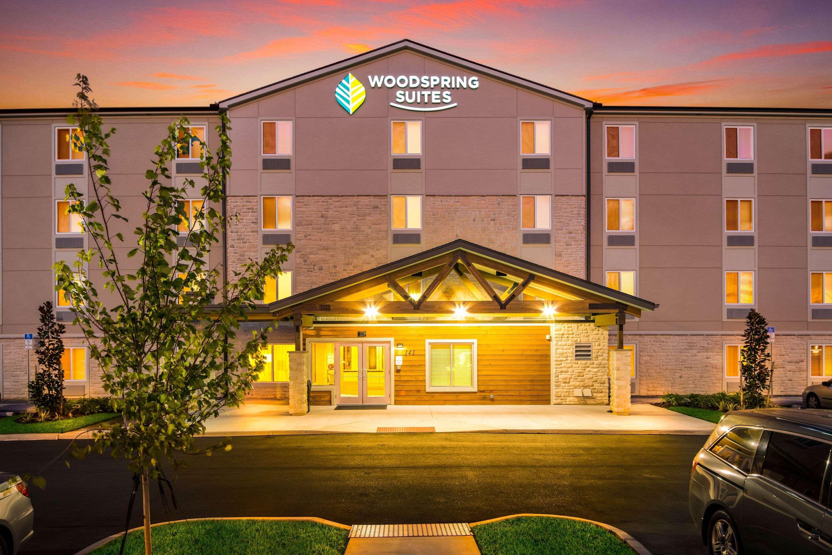 Vista Exterior WoodSpring Suites Davenport FL