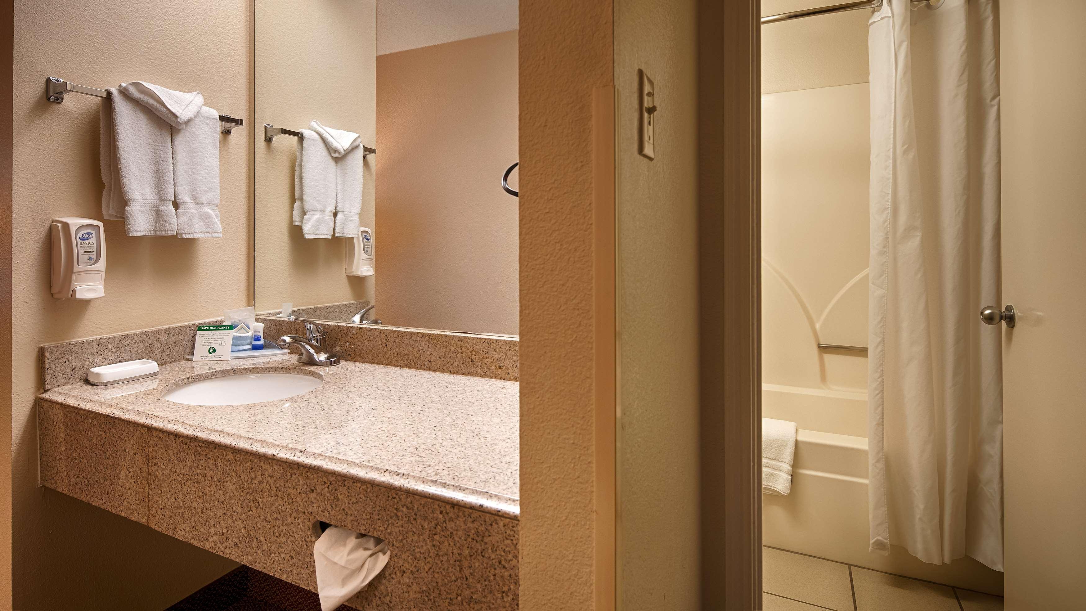 Vista Exterior SureStay Plus by Best Western San Antonio Fiesta Inn