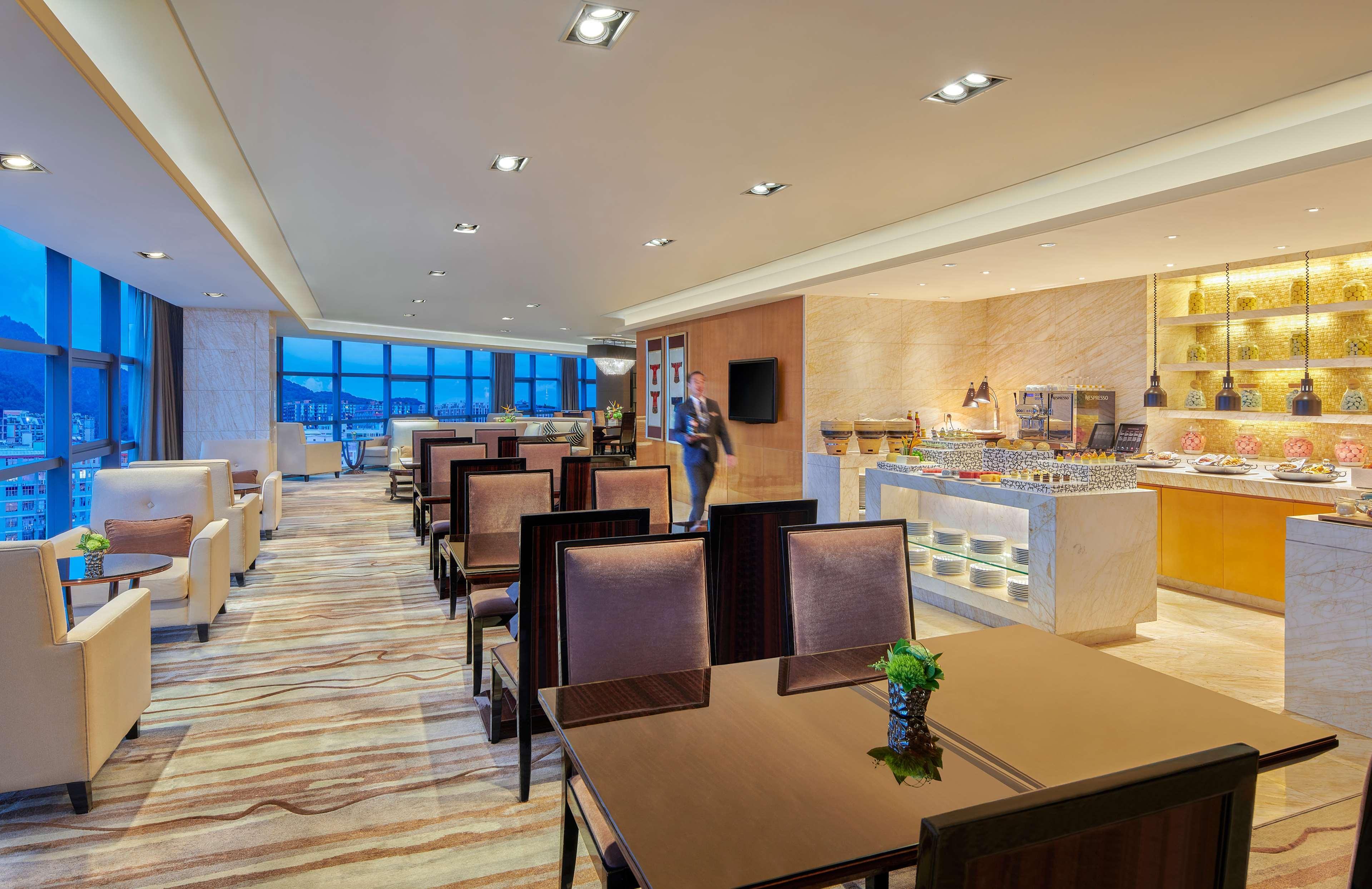 Vista Exterior Hilton Guanghzou Baiyun, Chinese name - 广州万富希尔顿酒店