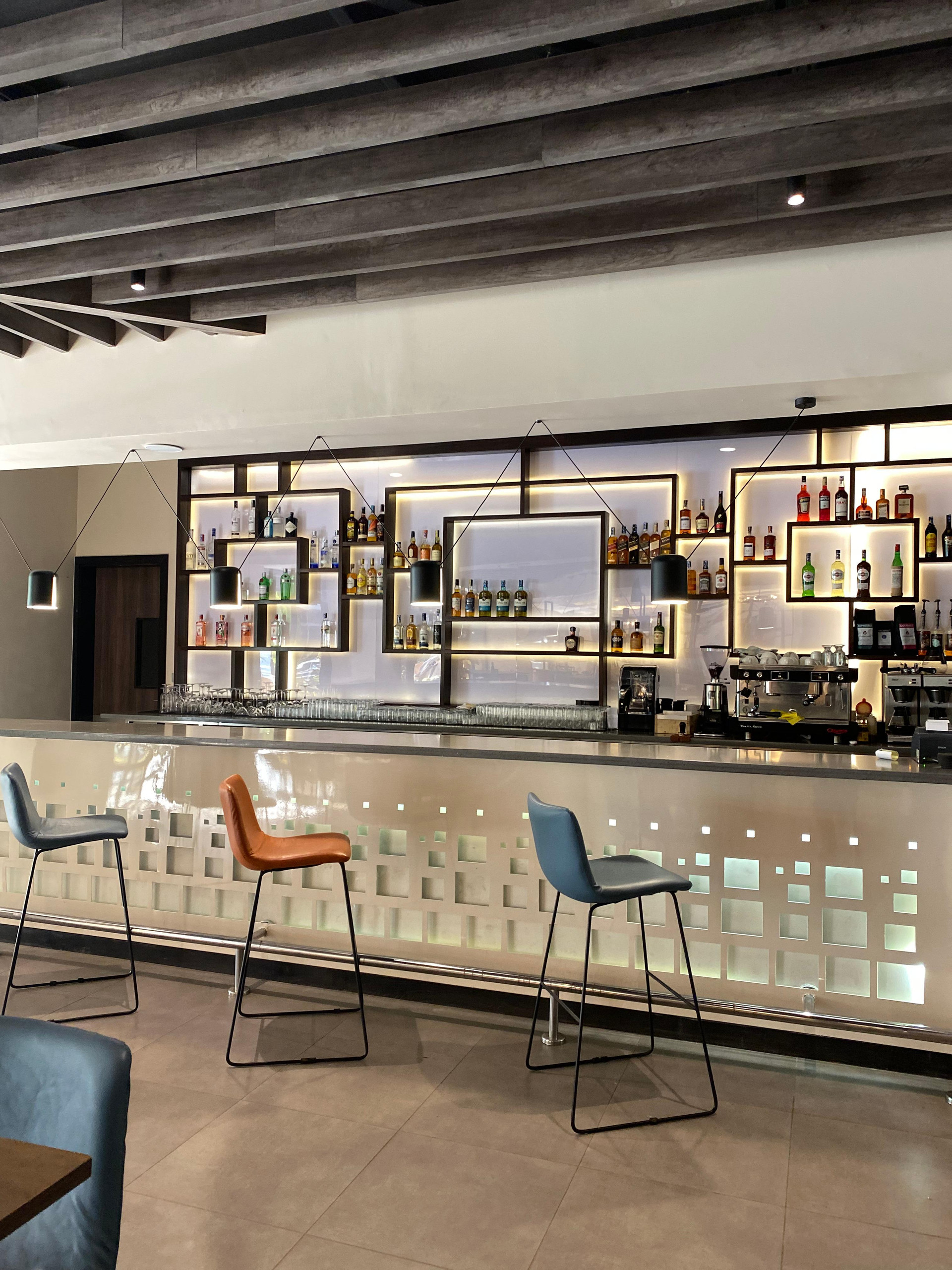 Bar/Salón Trademark Suites At Enaki Town
