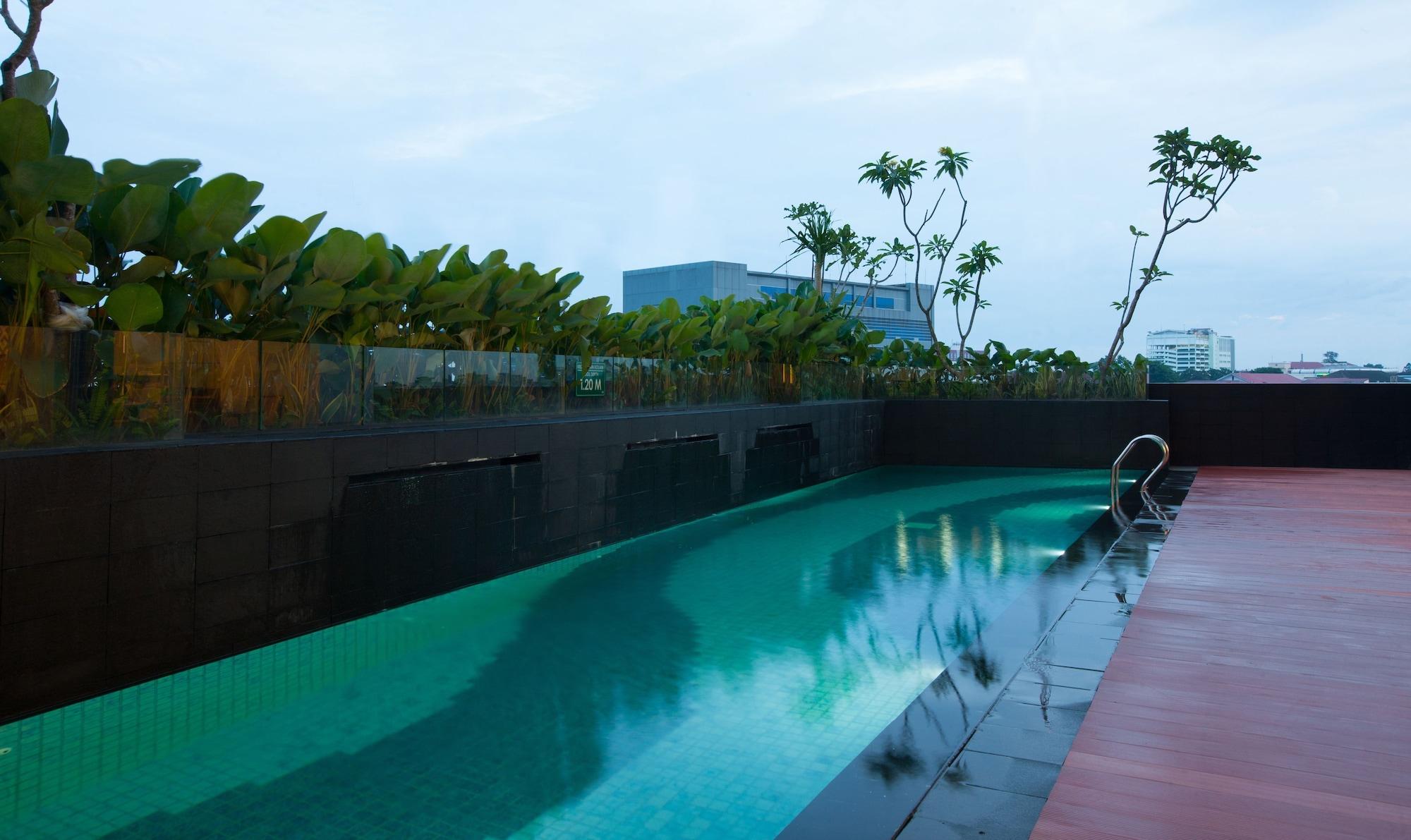 Vista Piscina Hotel Santika Radial Palembang