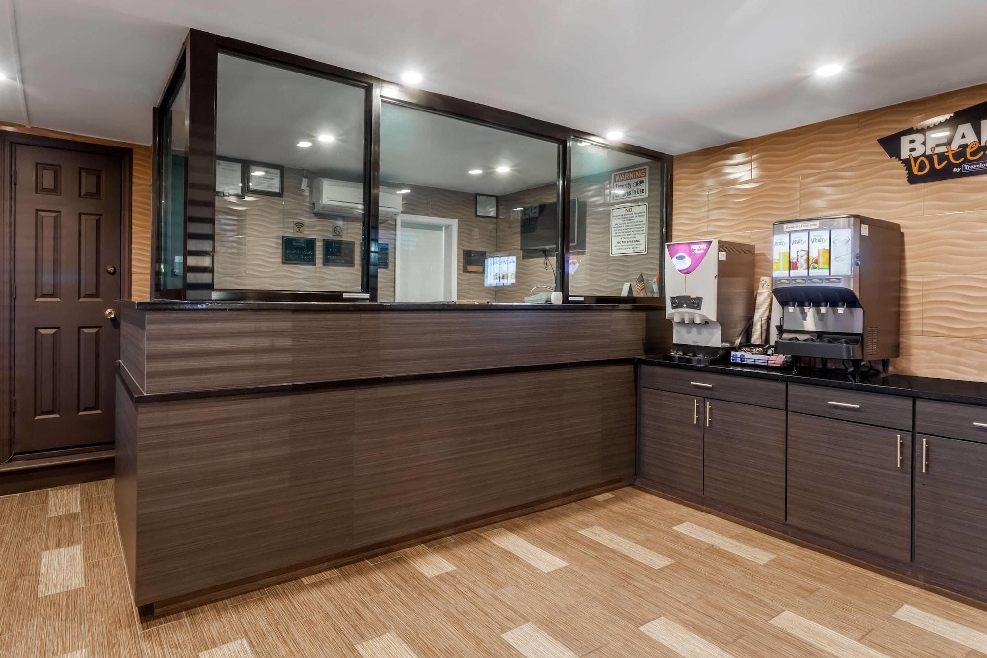 Vista Lobby Travelodge by Wyndham South Hackensack