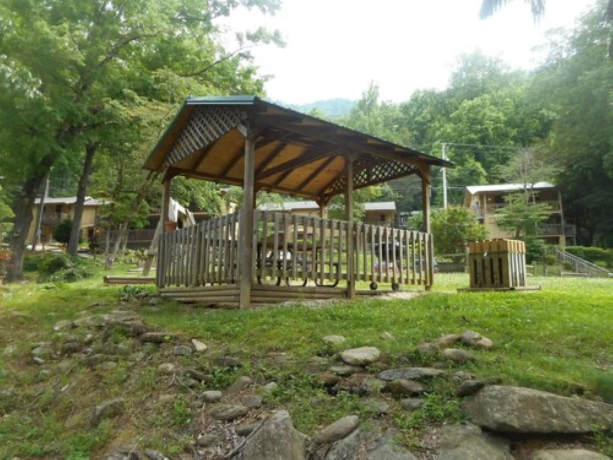 Vista Exterior Evening Shade River Lodge and Cabins