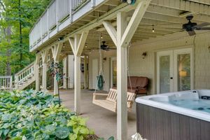 Alquiler Vacacional - Lakefront Cadiz Home w/ Hot Tub!