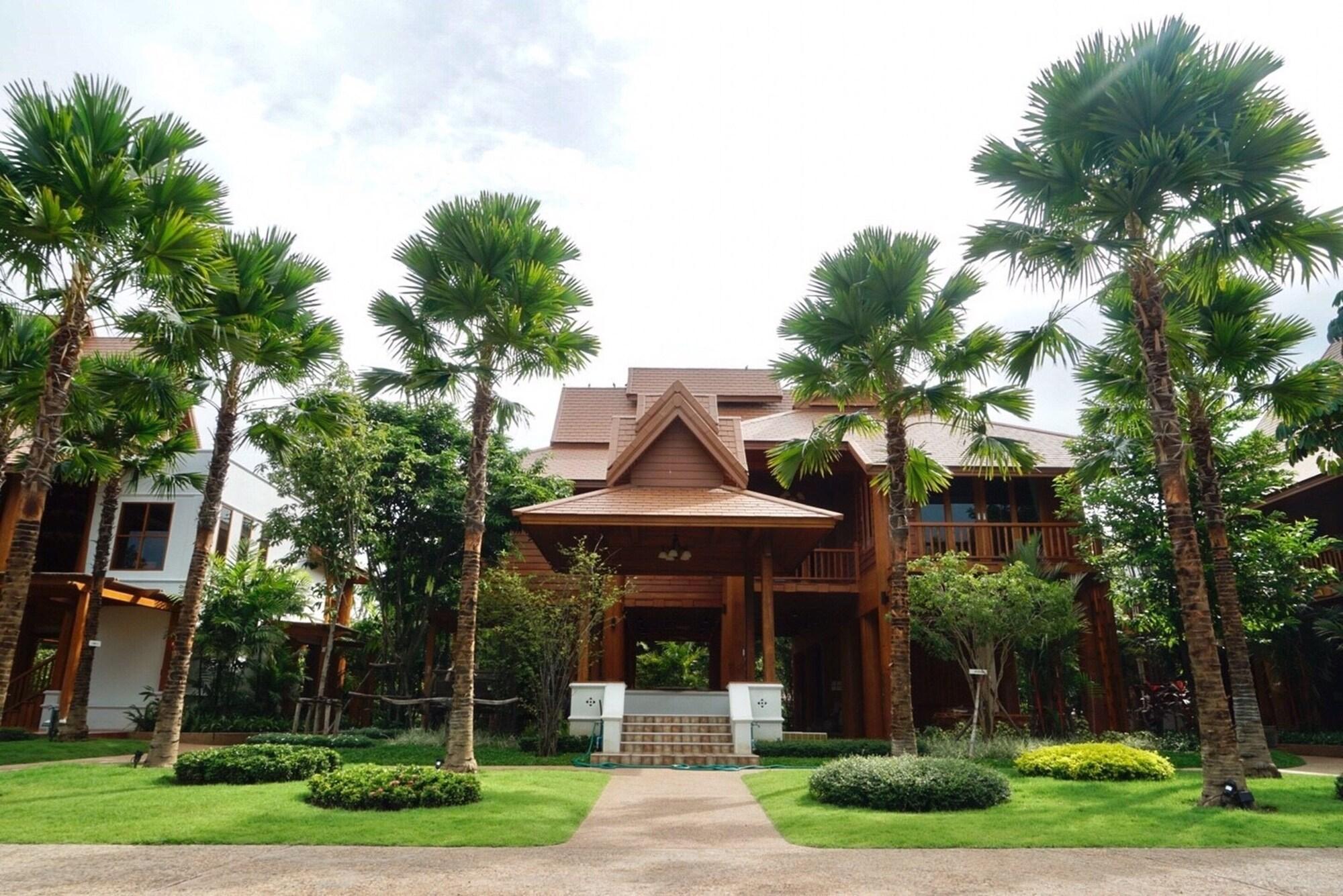 Varios Vanasin Residence