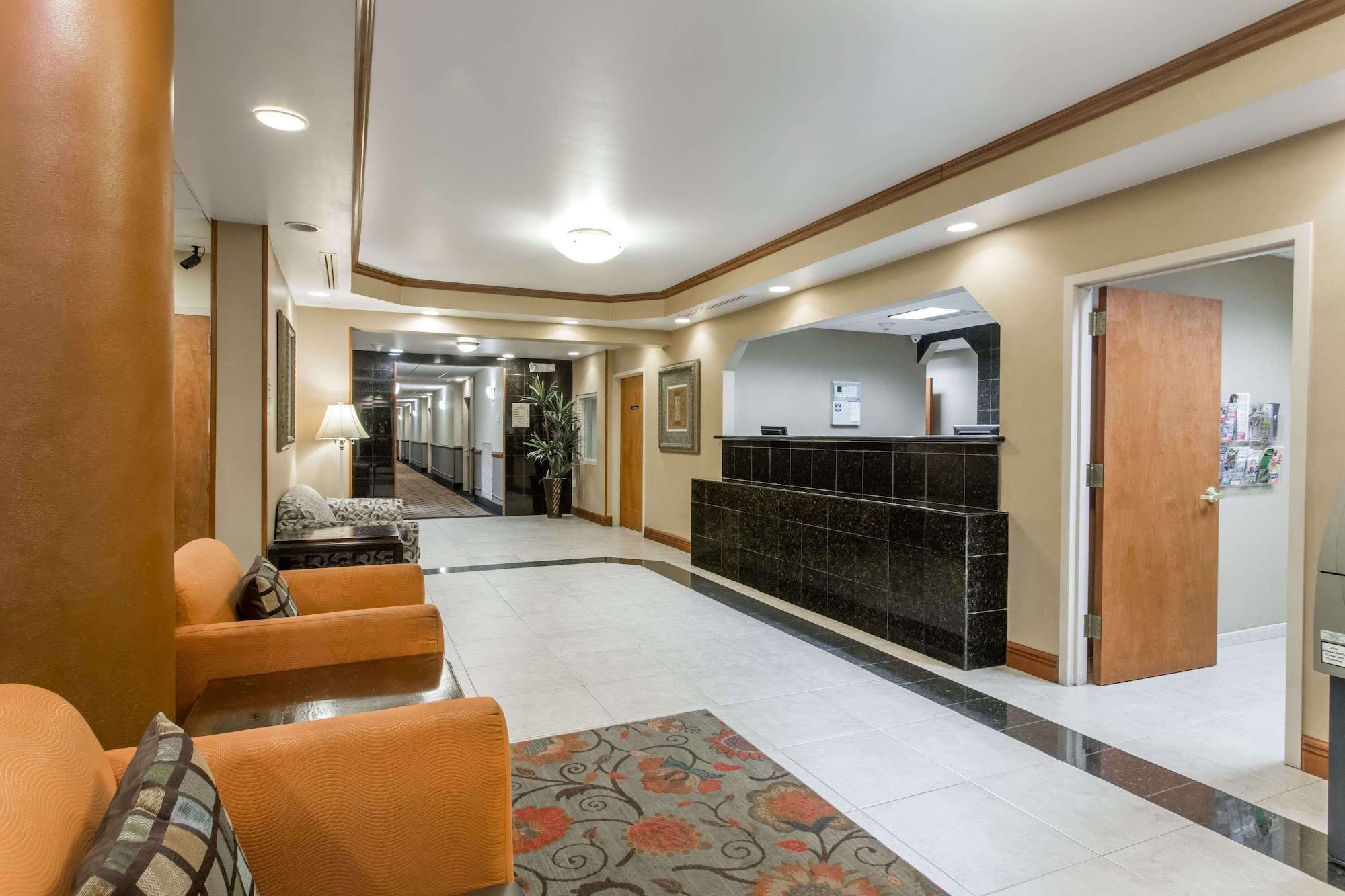 Vista Lobby Days Inn & Suites by Wyndham Fort Pierce I-95