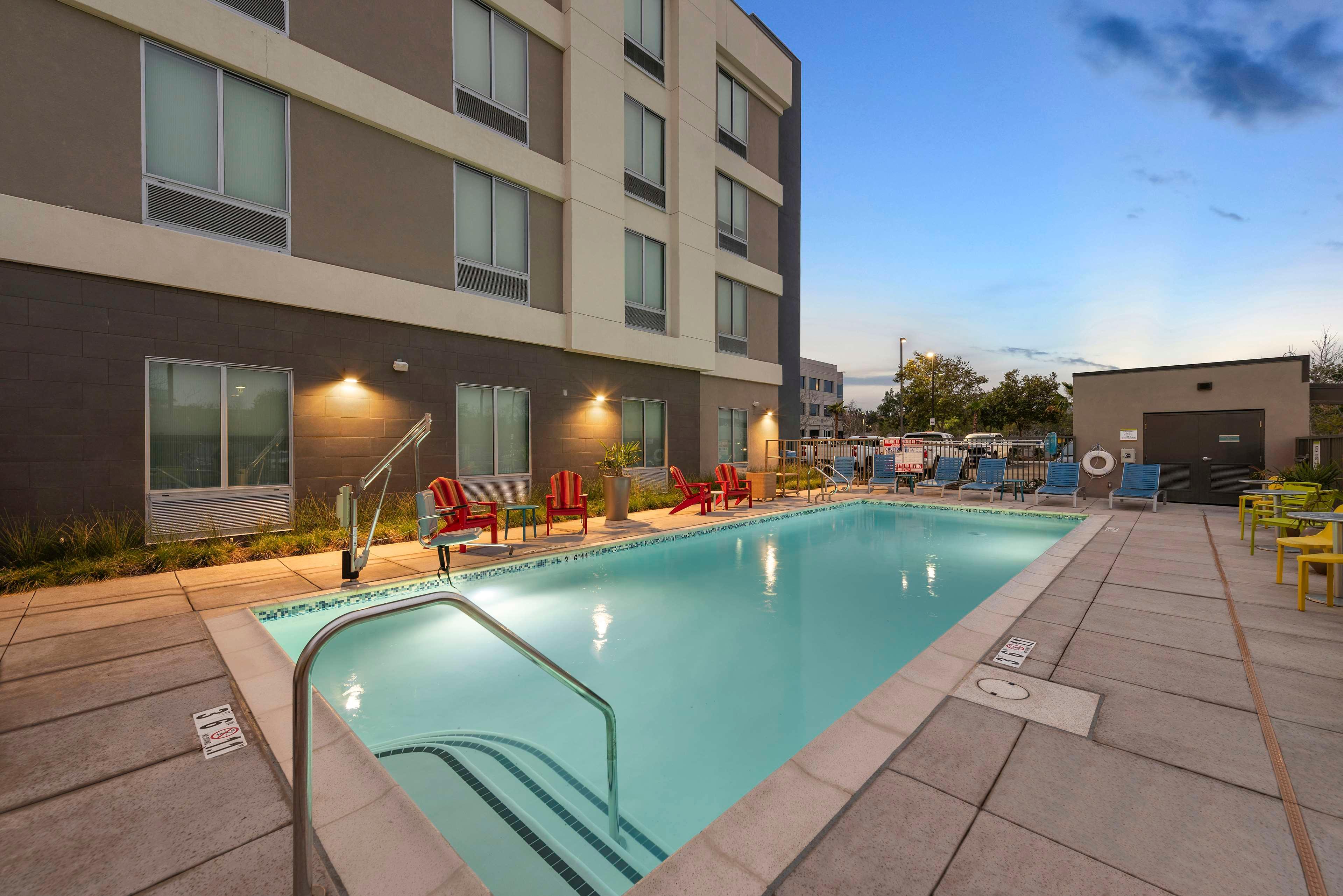 Vista Piscina Home2 Suites by Hilton San Bernardino