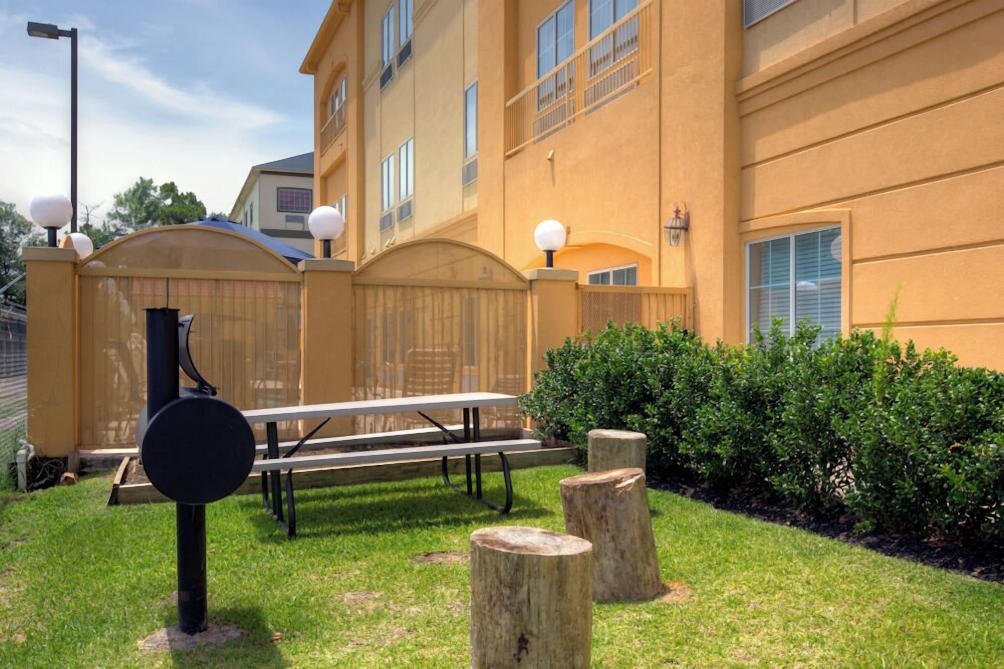 Vista Exterior La Quinta Inn & Suites by Wyndham Houston New Caney