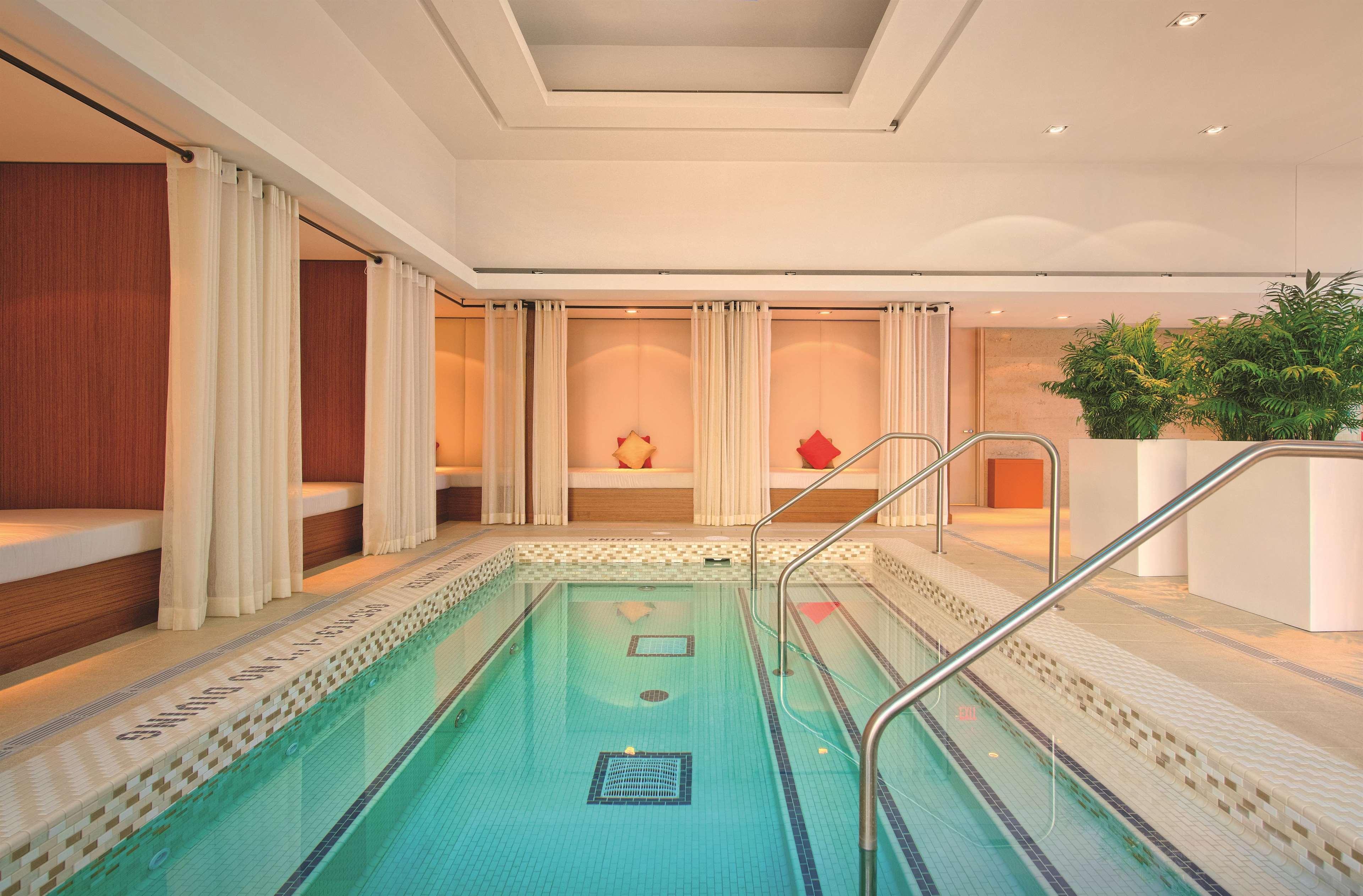 Vista Piscina Shangri-La Toronto