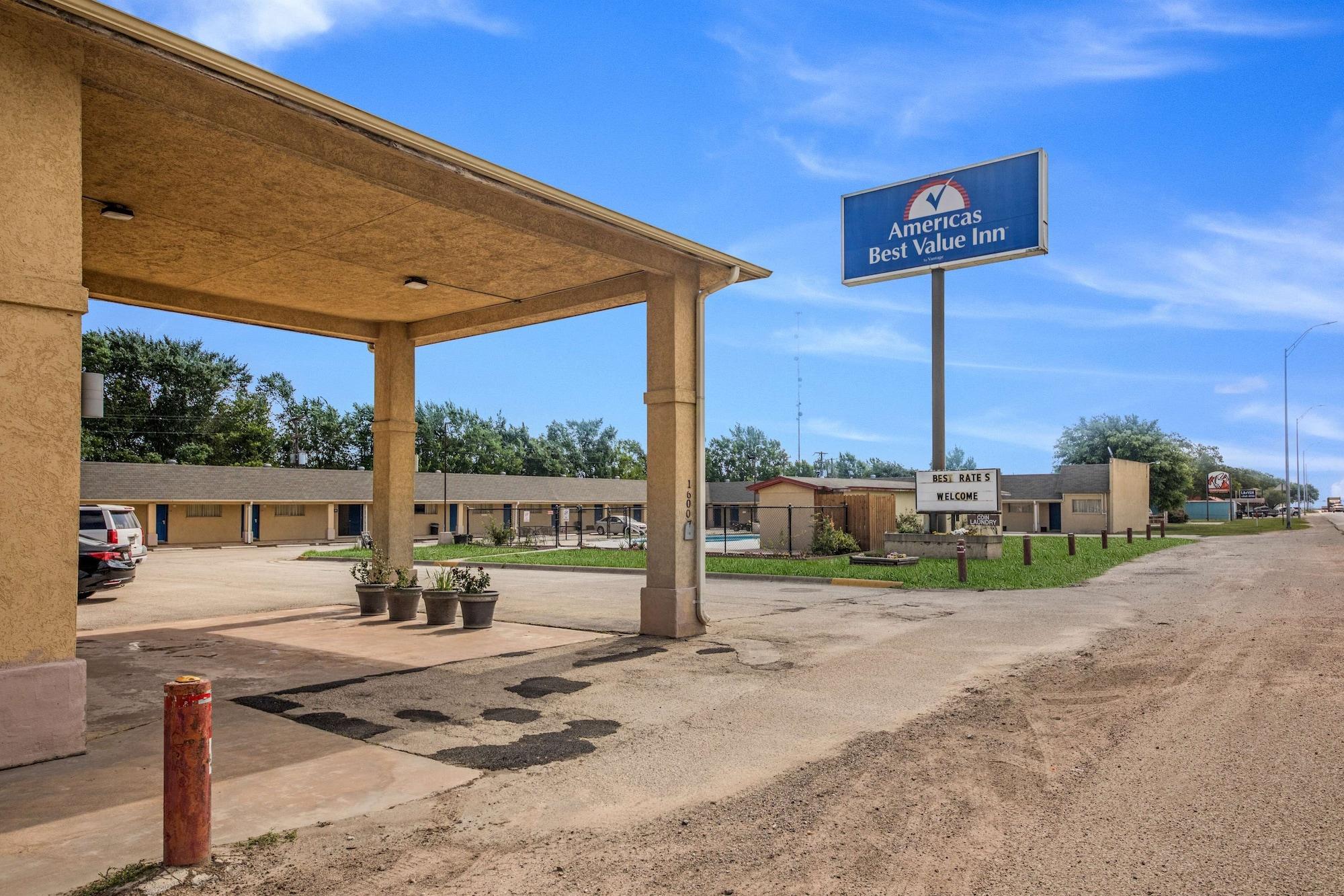 Vista Exterior Americas Best Value Inn Giddings