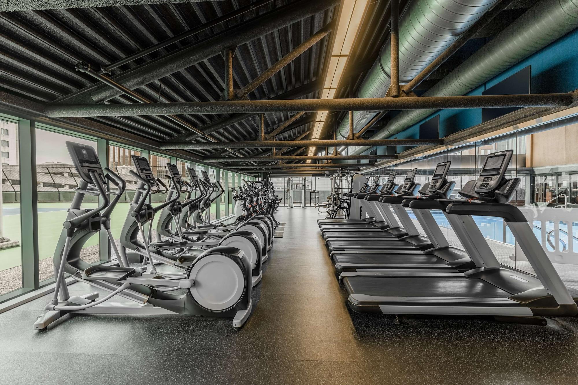 Gimnasio Amway Grand Plaza, Curio Collection by Hilton