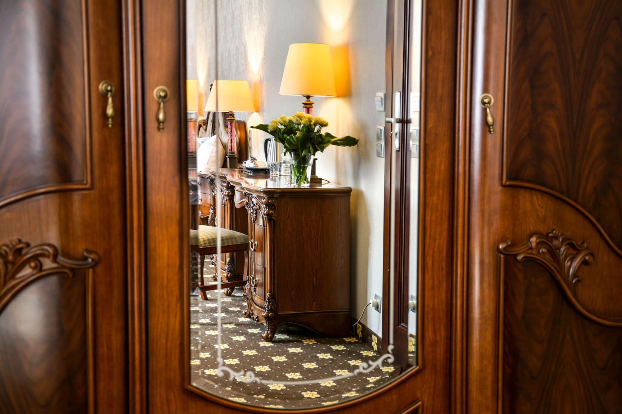 Set de Habitación Komoda Club Residence