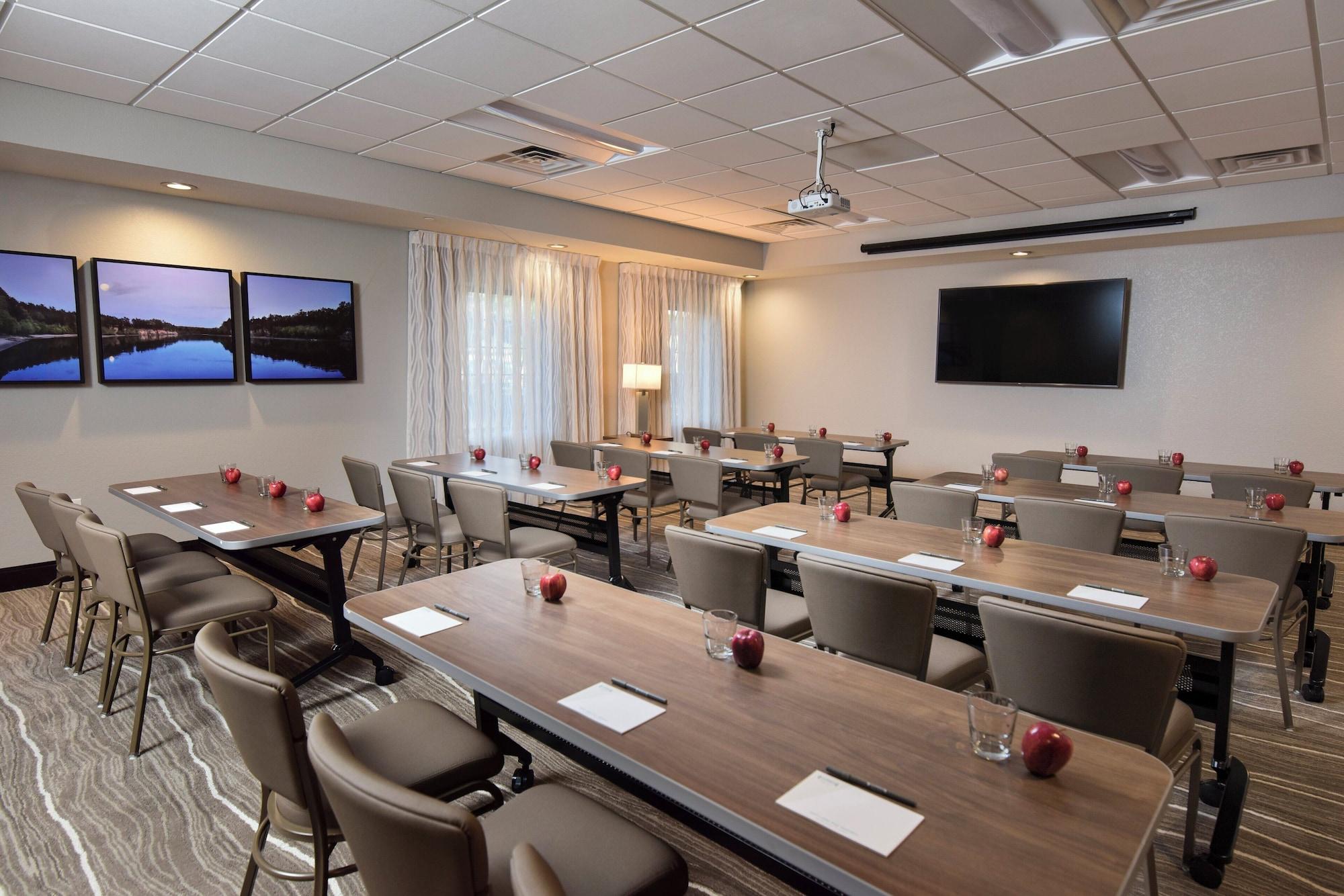 Sala de Reuniones Staybridge Suites Wisconsin Dells - Lake Delton by IHG