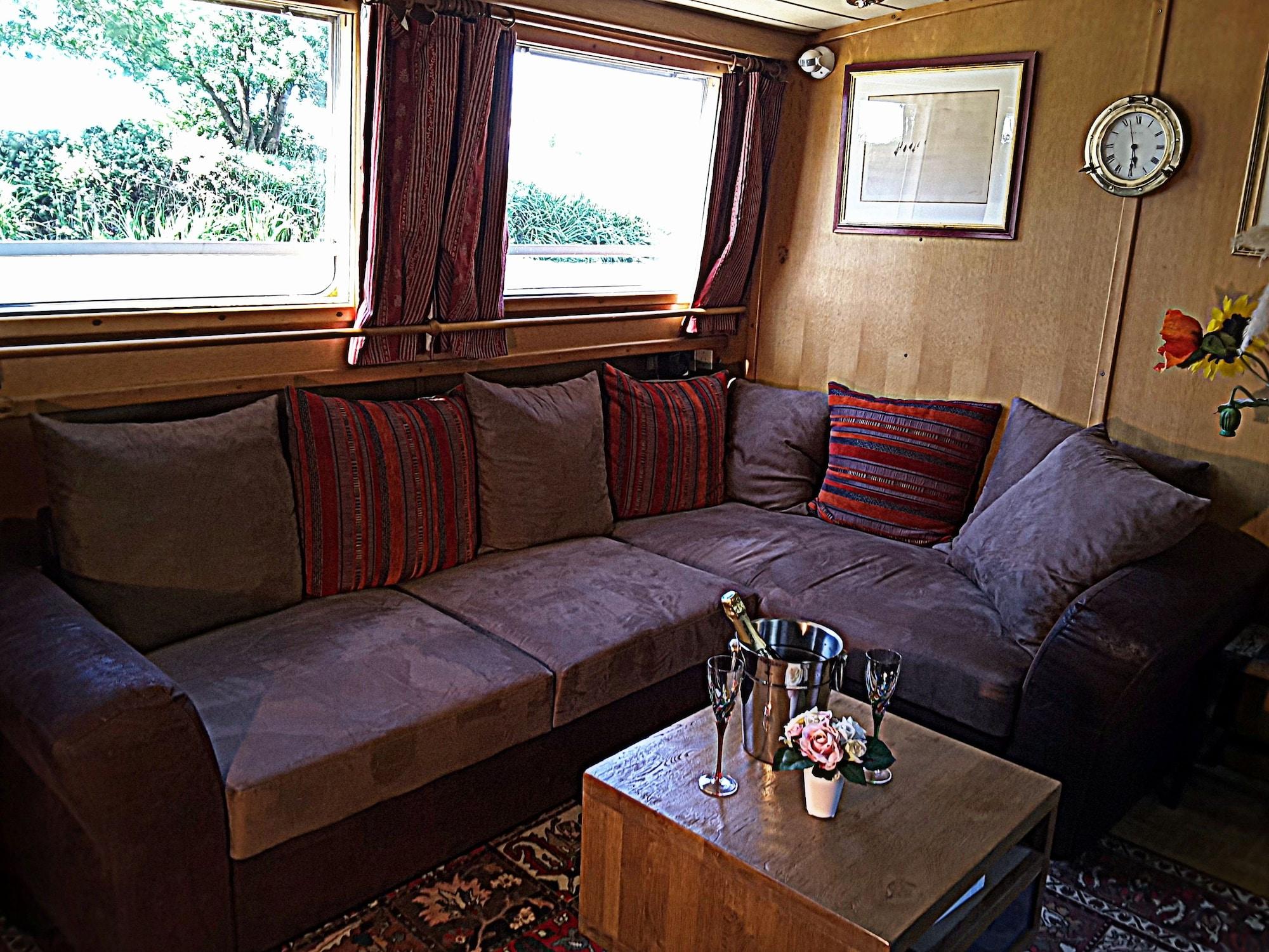 Vista Lobby Barge Beatrice cruises on the Canal du Midi