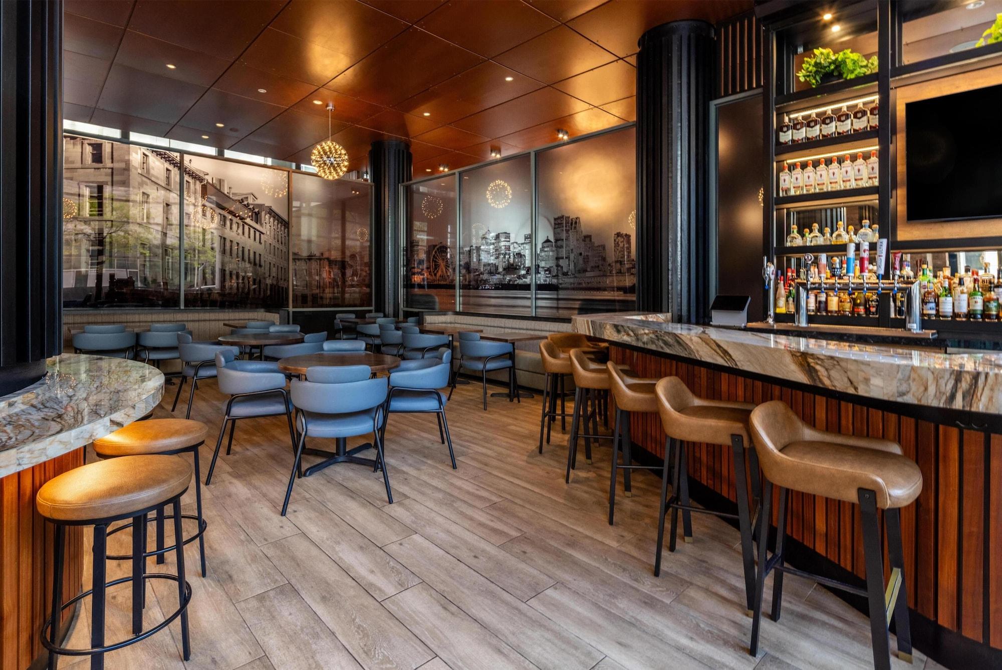 Bar/Salón Embassy Suites Montréal by Hilton