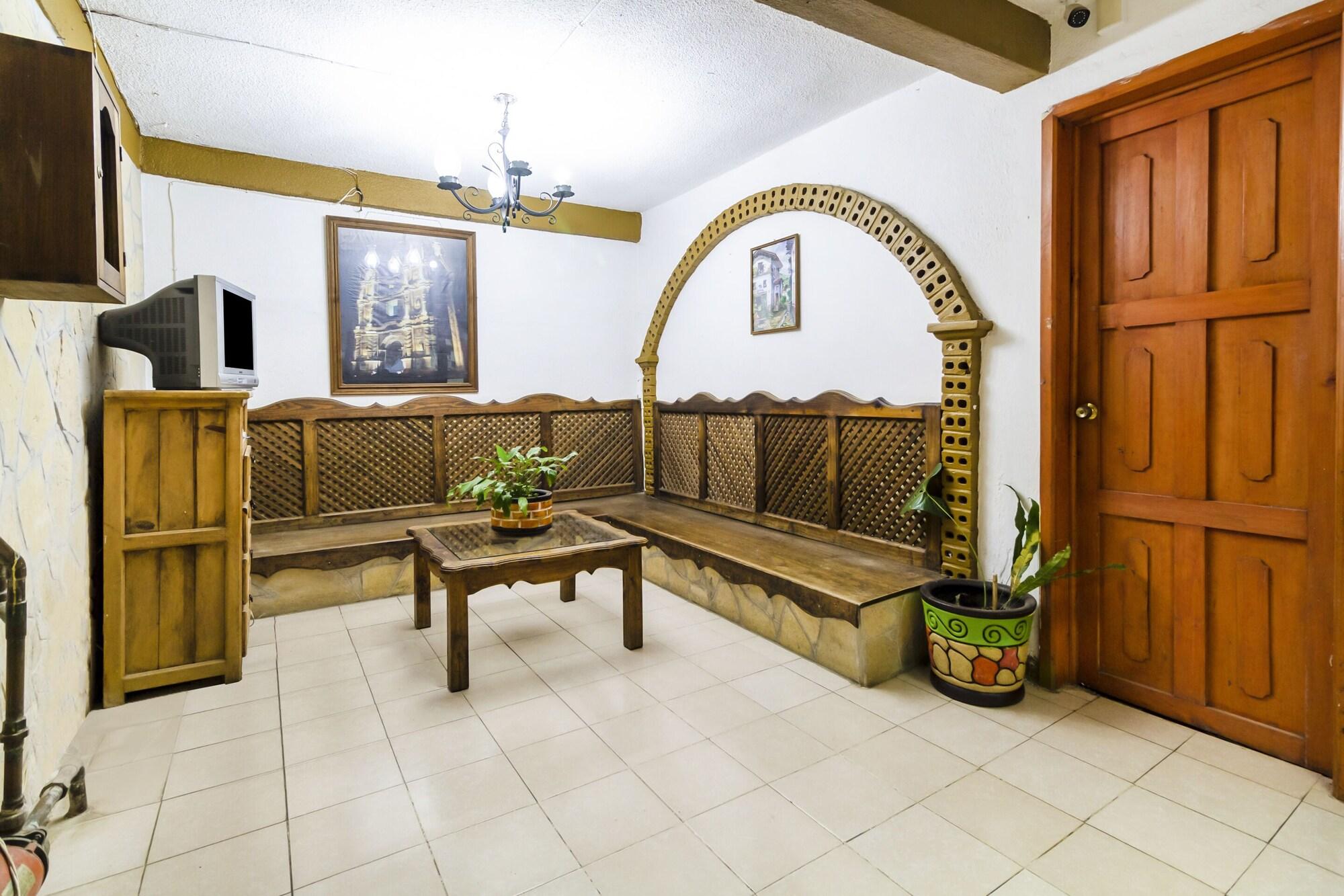 Vista Lobby OYO Hotel La Luna