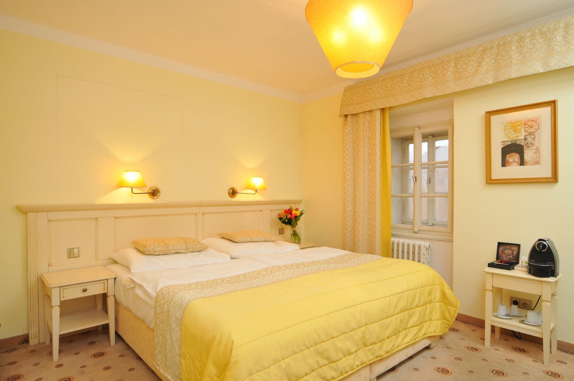 Varios Hotel Metamorphis