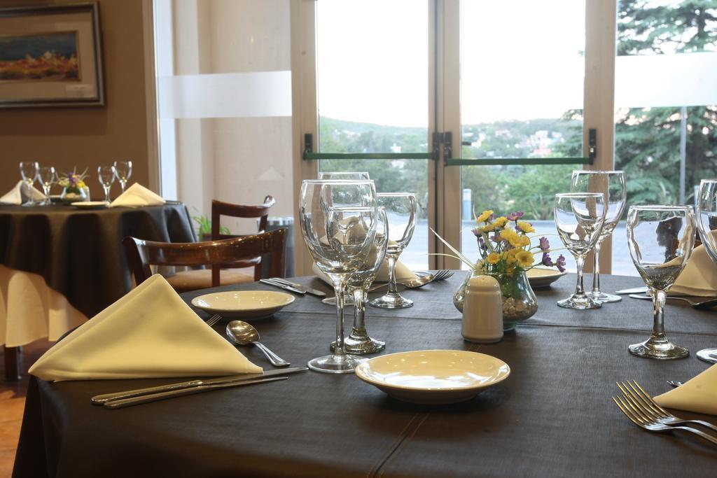 Restaurant Howard Johnson By Wyndham Rio Ceballos