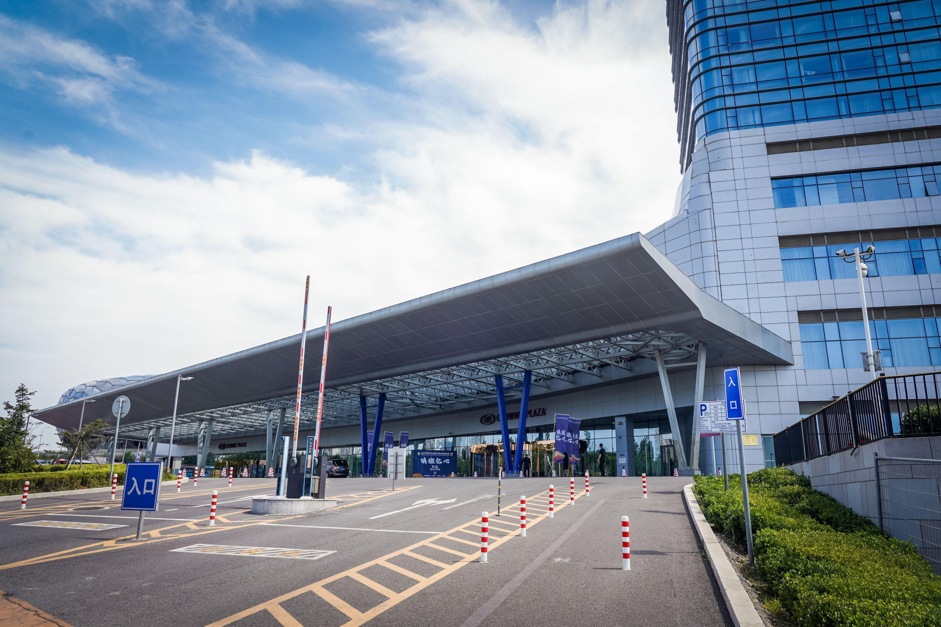 Vista Exterior Crowne Plaza Dalian Sports Center by IHG